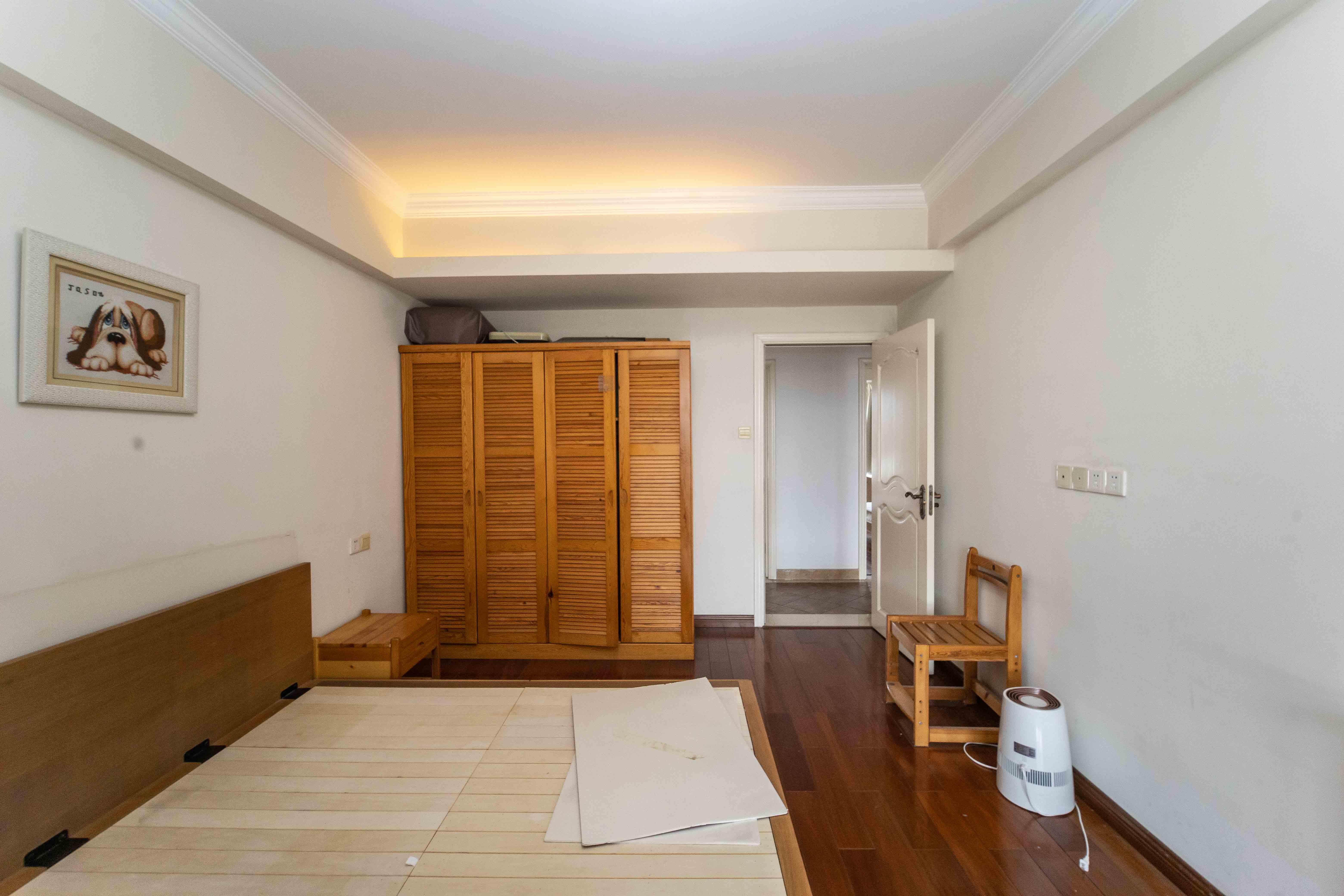 西街花园  4室2厅3卫   248.00万卧室