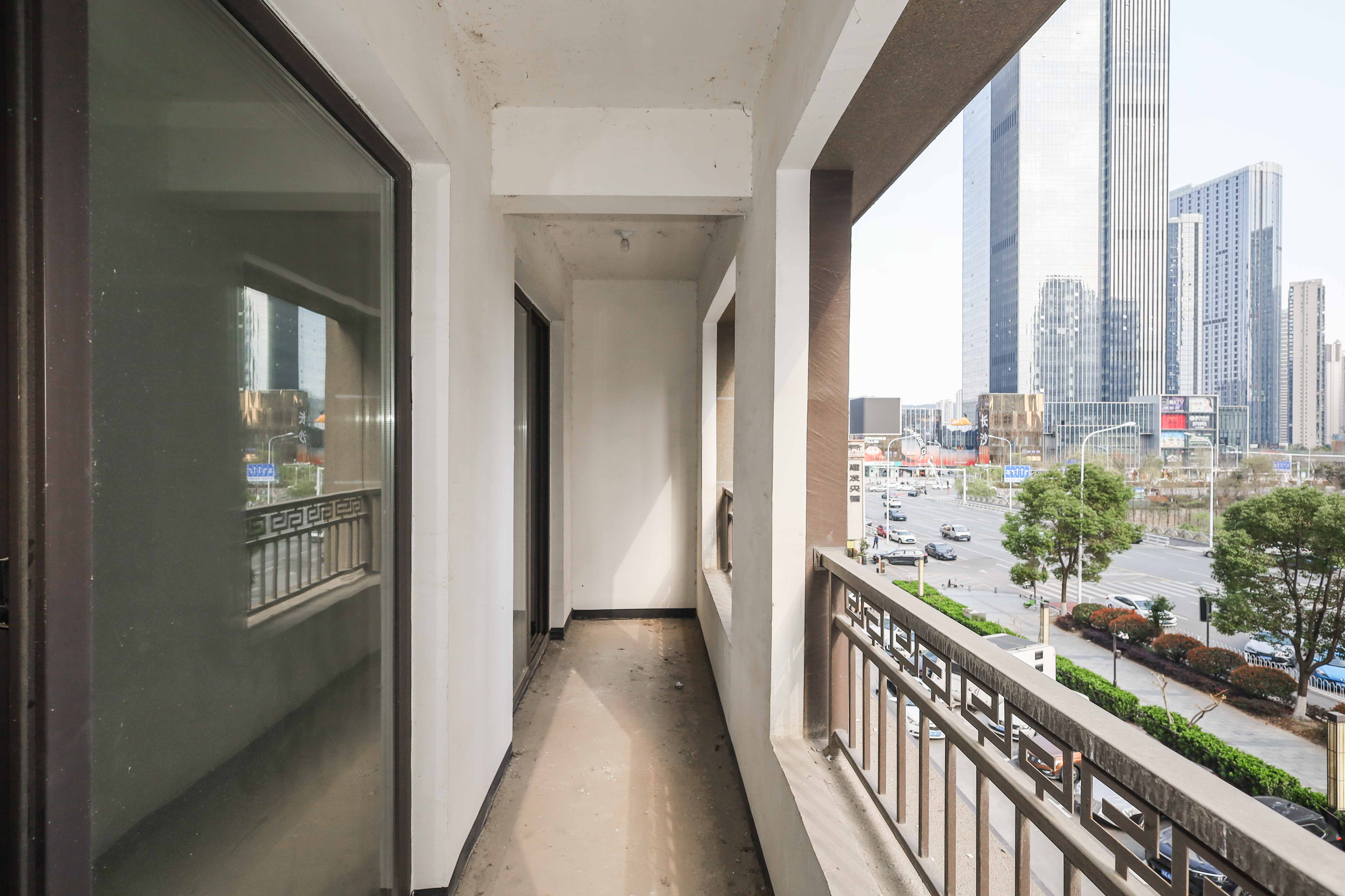 建发央著  3室2厅2卫   152.00万阳台