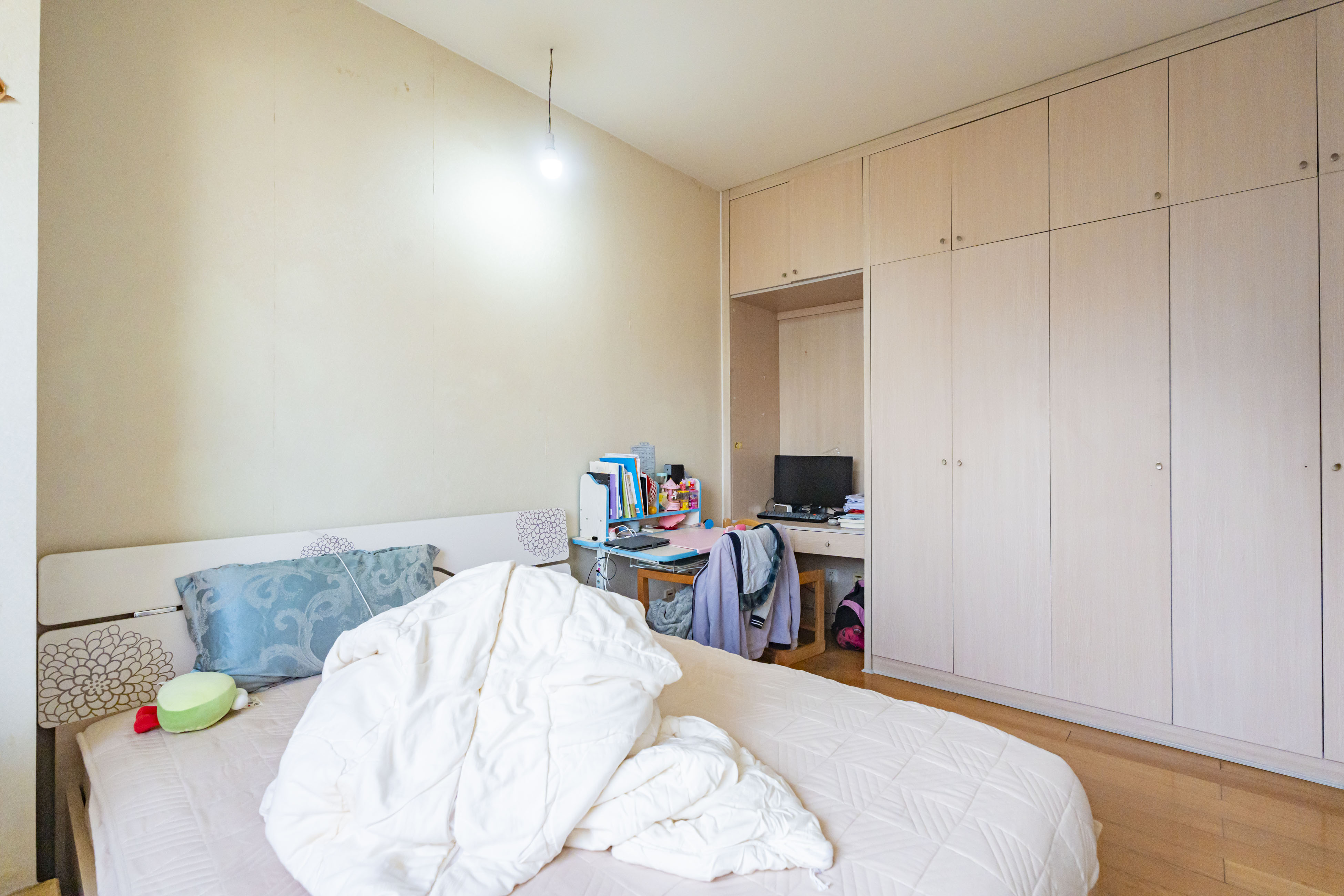 盛世美居荷园  3室2厅2卫   120.00万卧室