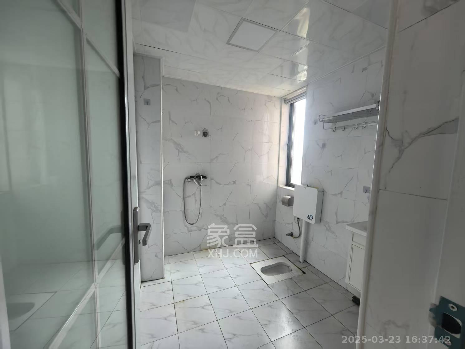 三一街区  3室2厅2卫   2100.00元/月室内图