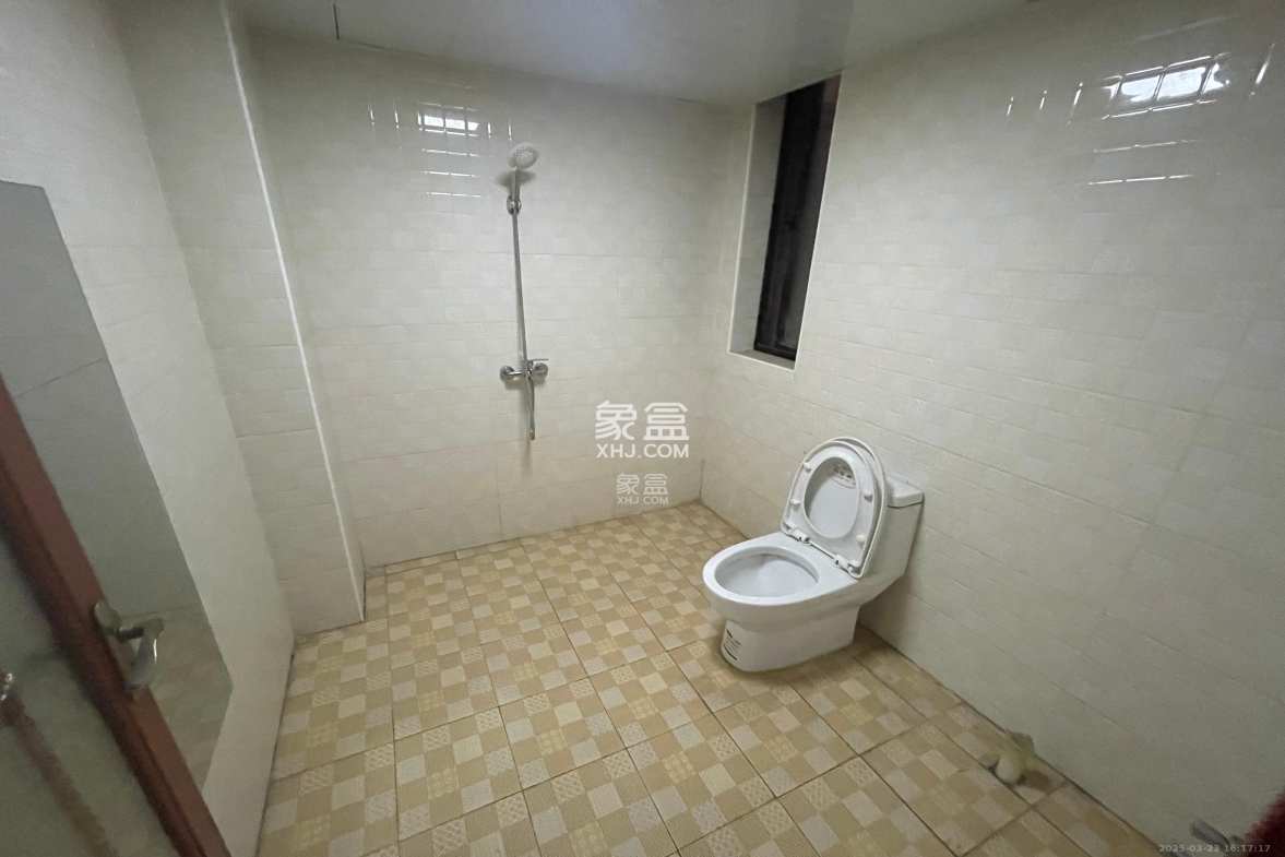 翡翠云天 3室2厅2卫 2100.0元/月 翡翠云天 3室2厅2卫 2100.0元/月室内图