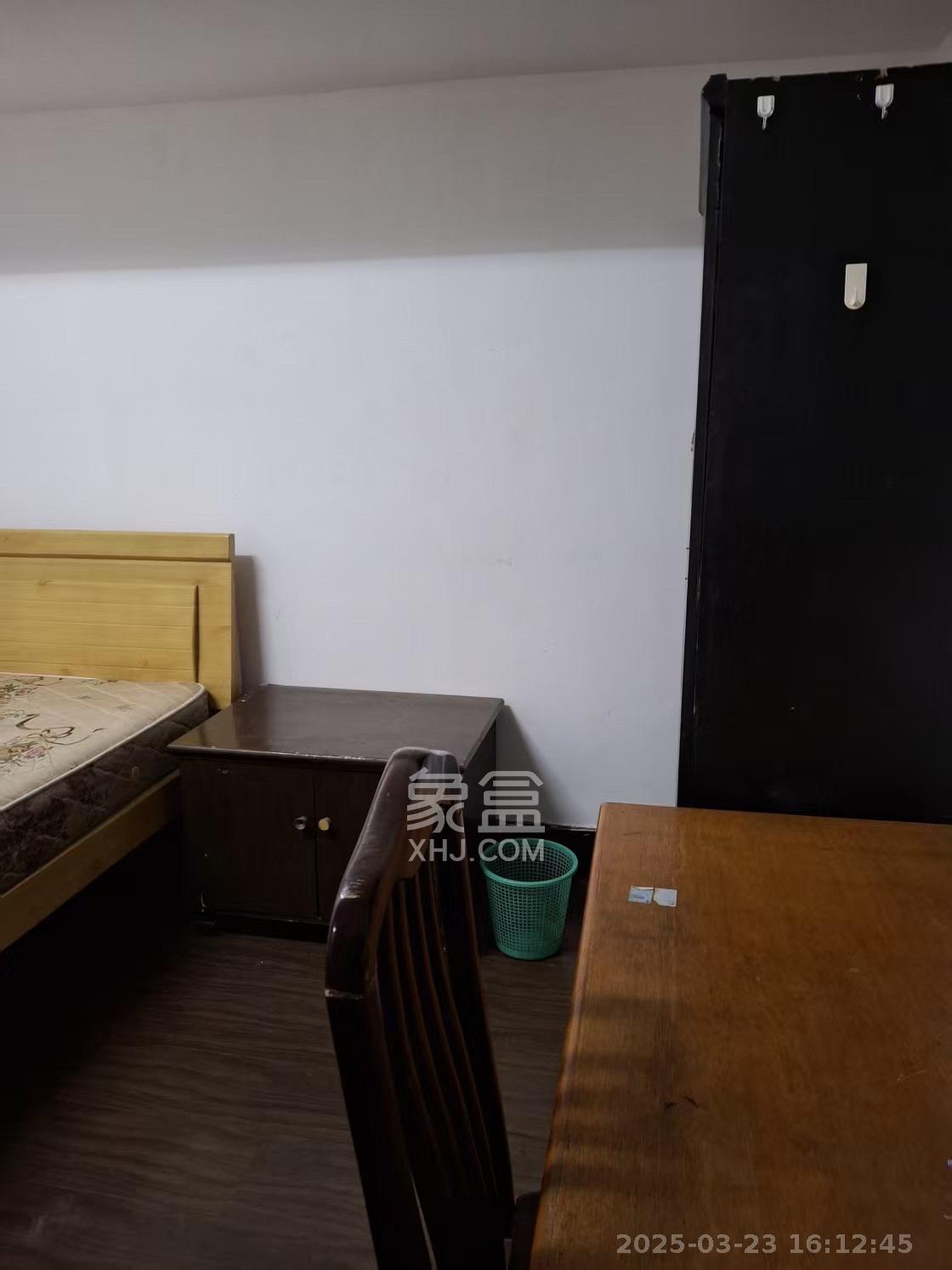 湖南六建伍家岭小区  2室2厅1卫    1200.0元/月 湖南六建伍家岭小区  2室2厅1卫    1200.0元/月室内图