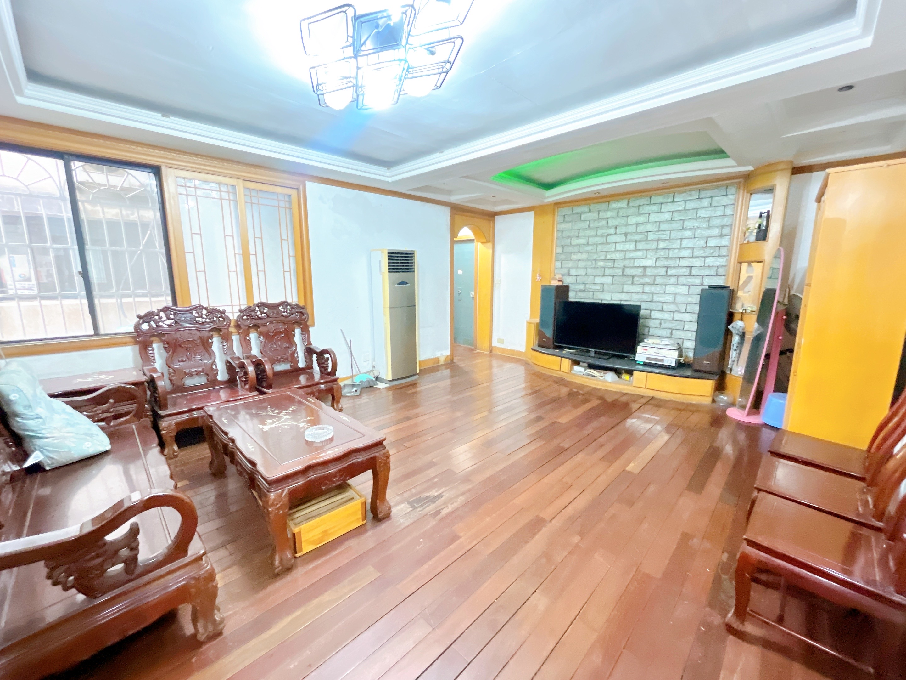 展览馆科协宿舍 4室2厅2卫 2400.0元/月 展览馆科协宿舍 4室2厅2卫 2400.0元/月户型图