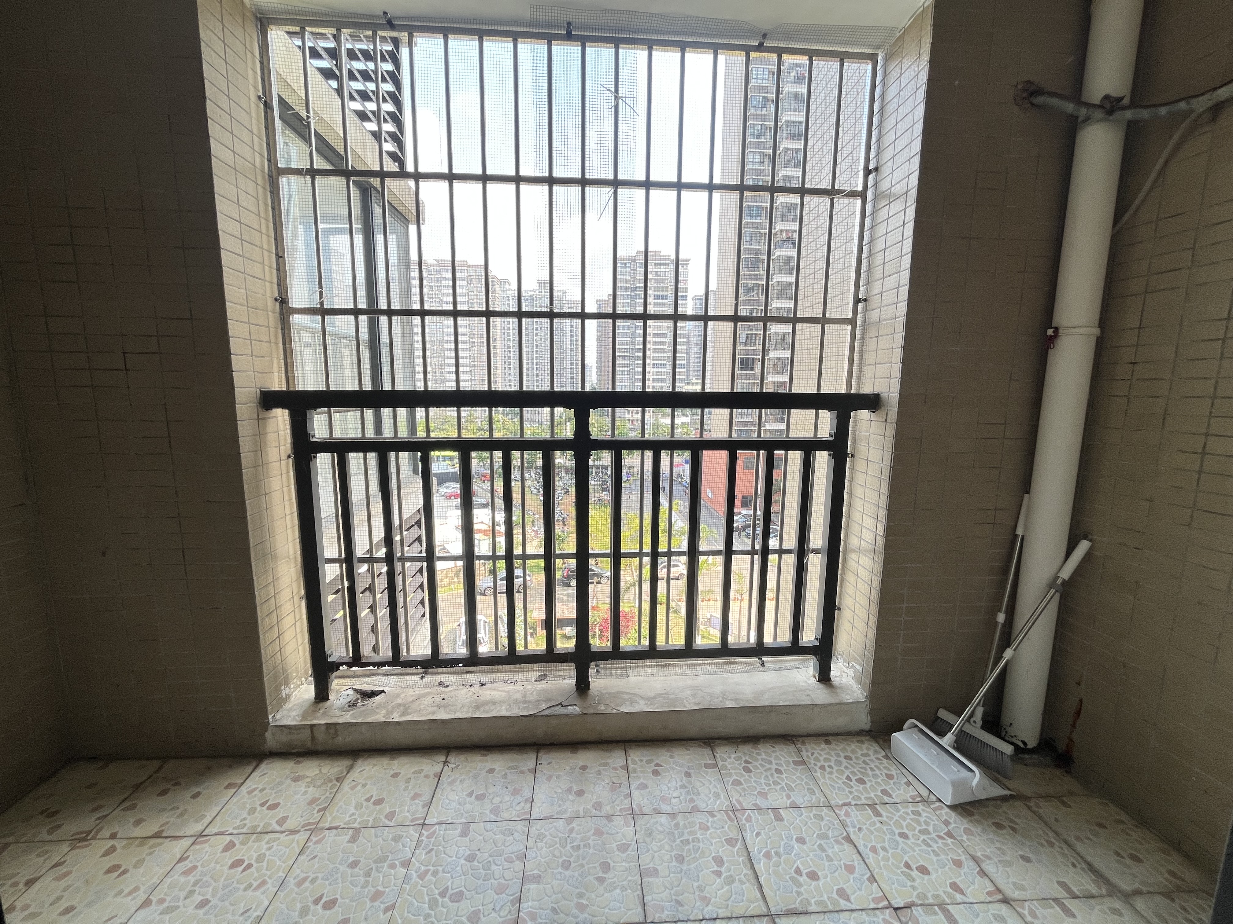 红城湖延长线(别名:滨江华庭) 2室2厅1卫 105.0万 红城湖延长线(别名:滨江华庭) 2室2厅1卫 105.0万阳台