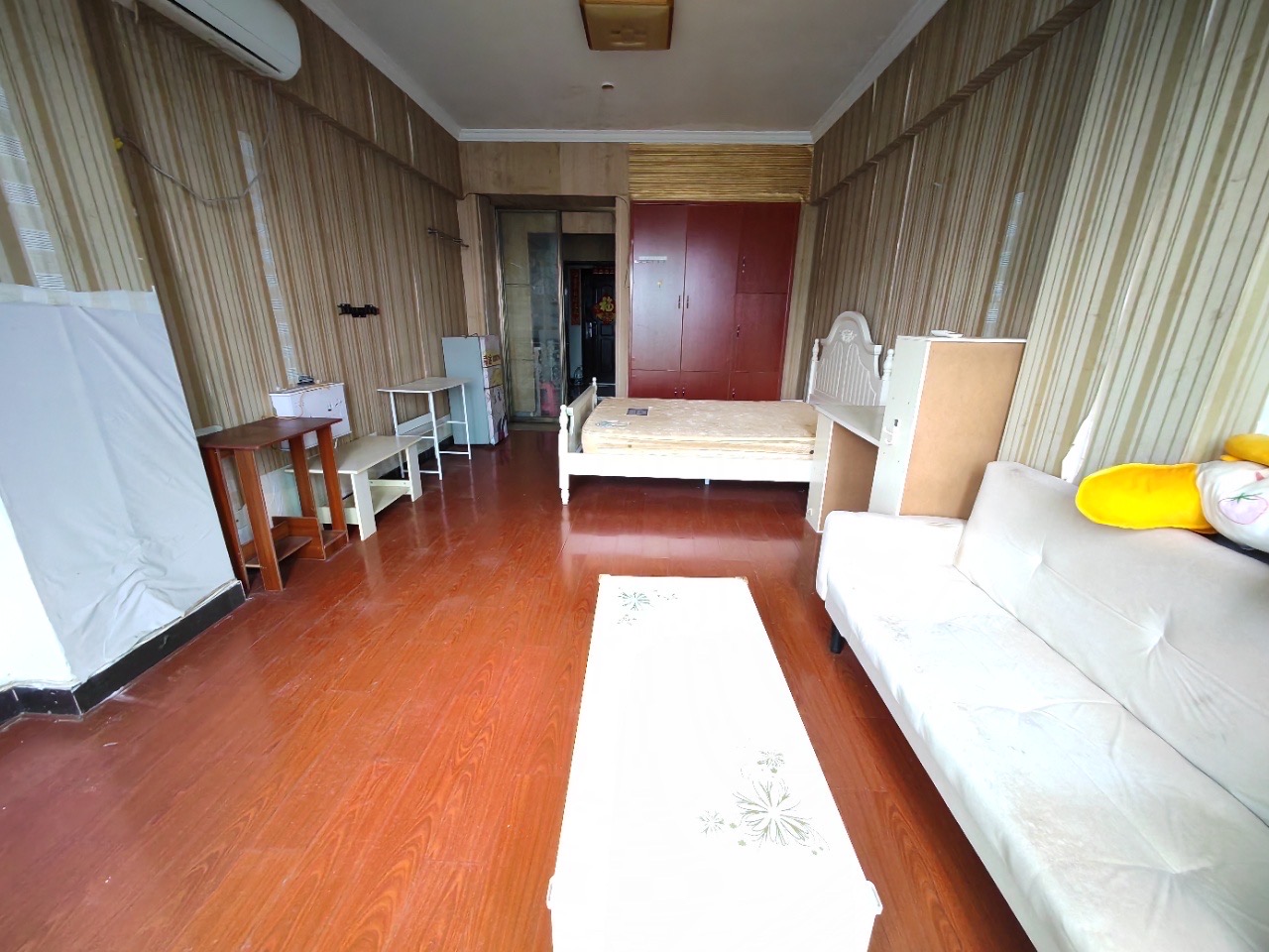 西湖商业广场 1室1厅1卫 48.8万 西湖商业广场 1室1厅1卫 48.8万客厅