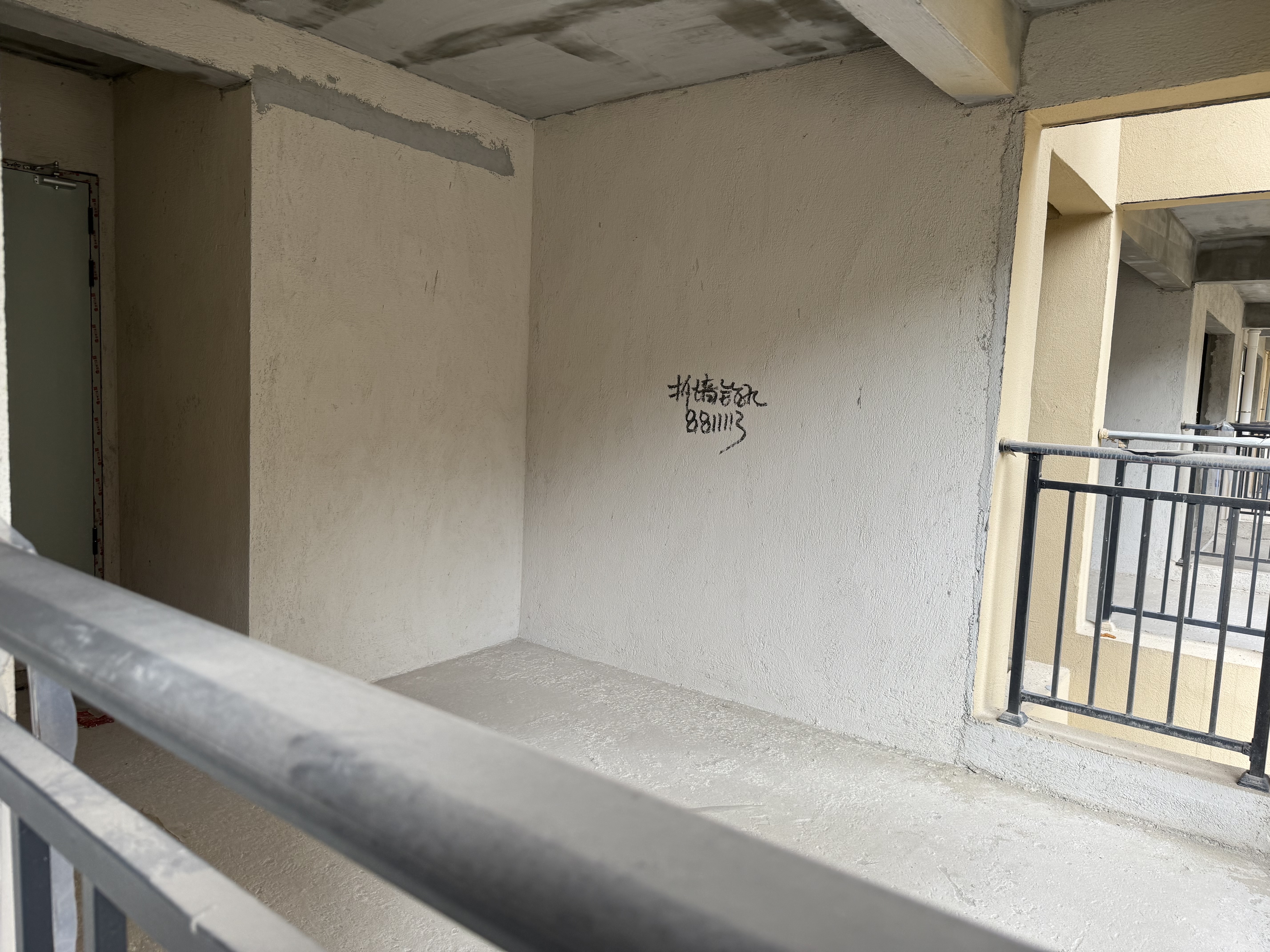 鹏泰天麓 5室2厅2卫 106.8万 鹏泰天麓 5室2厅2卫 106.8万客厅