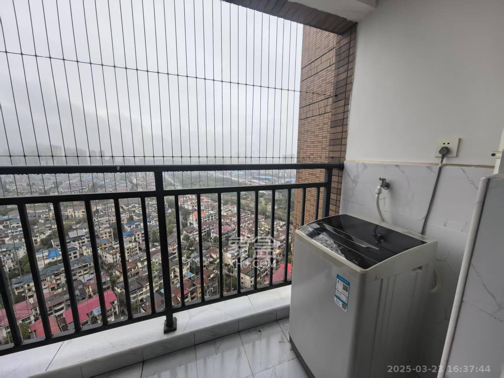 三一街区  3室2厅2卫   2100.00元/月室内图