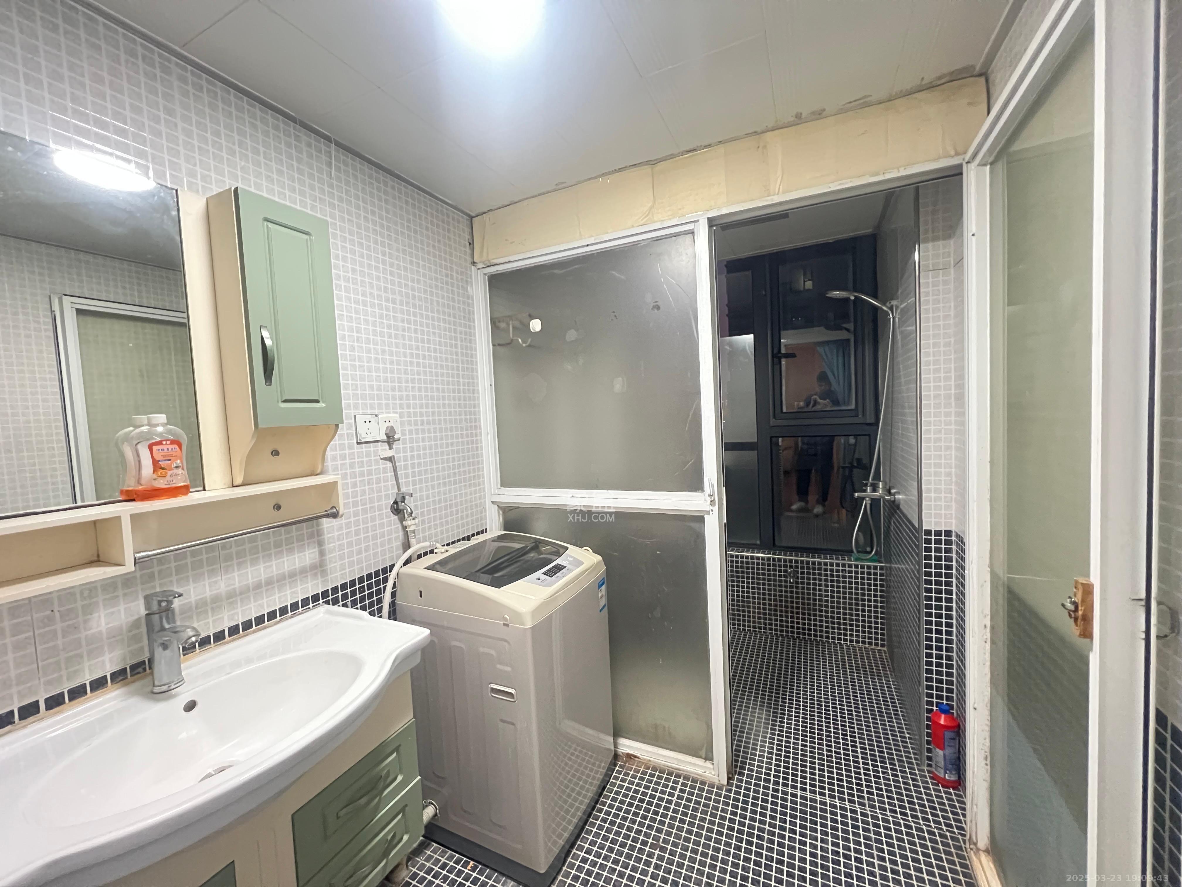 藏珑湖上国际花园 2室2厅1卫 2500.0元/月 藏珑湖上国际花园 2室2厅1卫 2500.0元/月室内图