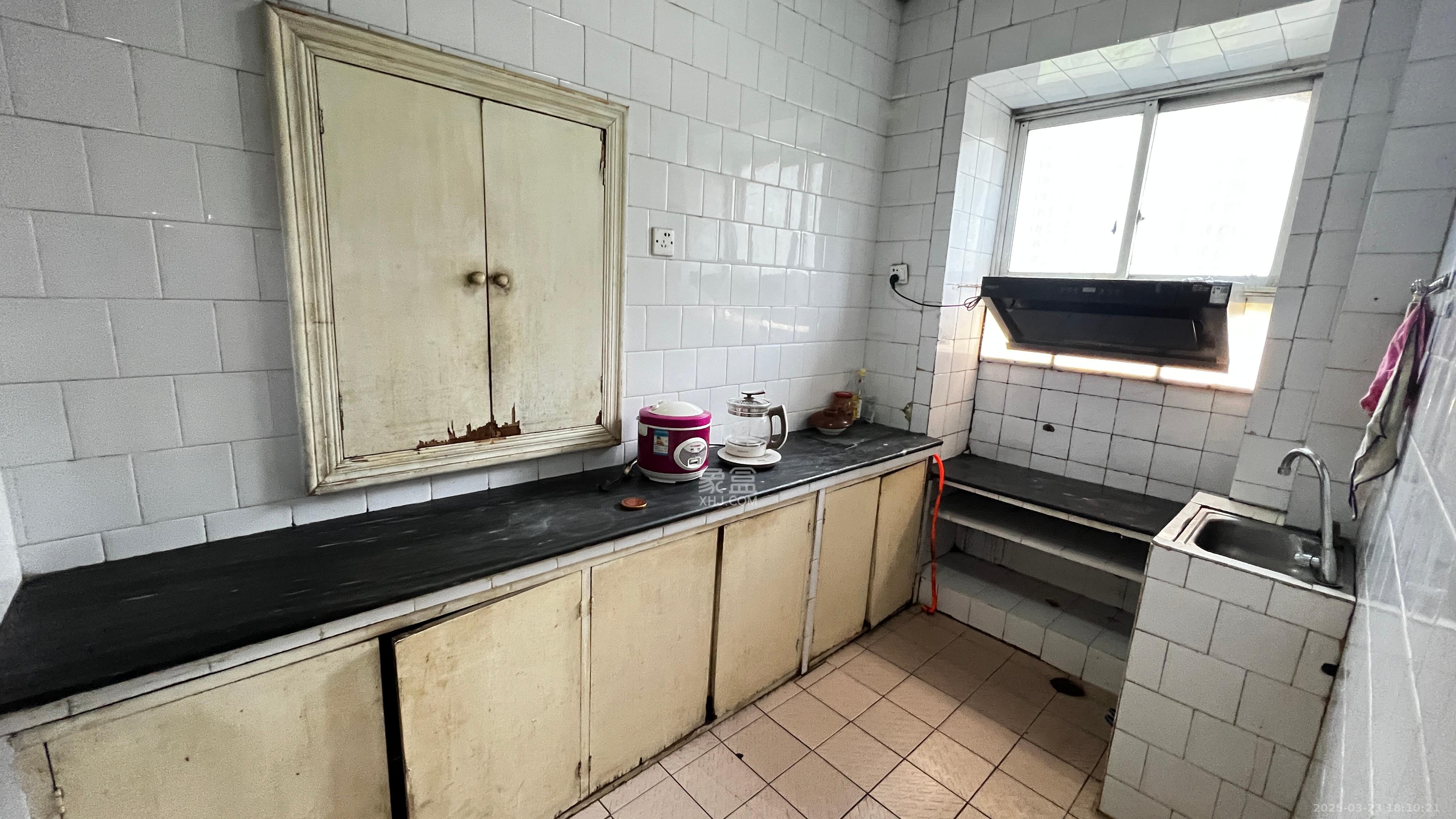 万发客车厂宿舍(万发宿舍) 2室2厅1卫 1300.0元/月 万发客车厂宿舍(万发宿舍) 2室2厅1卫 1300.0元/月室内图