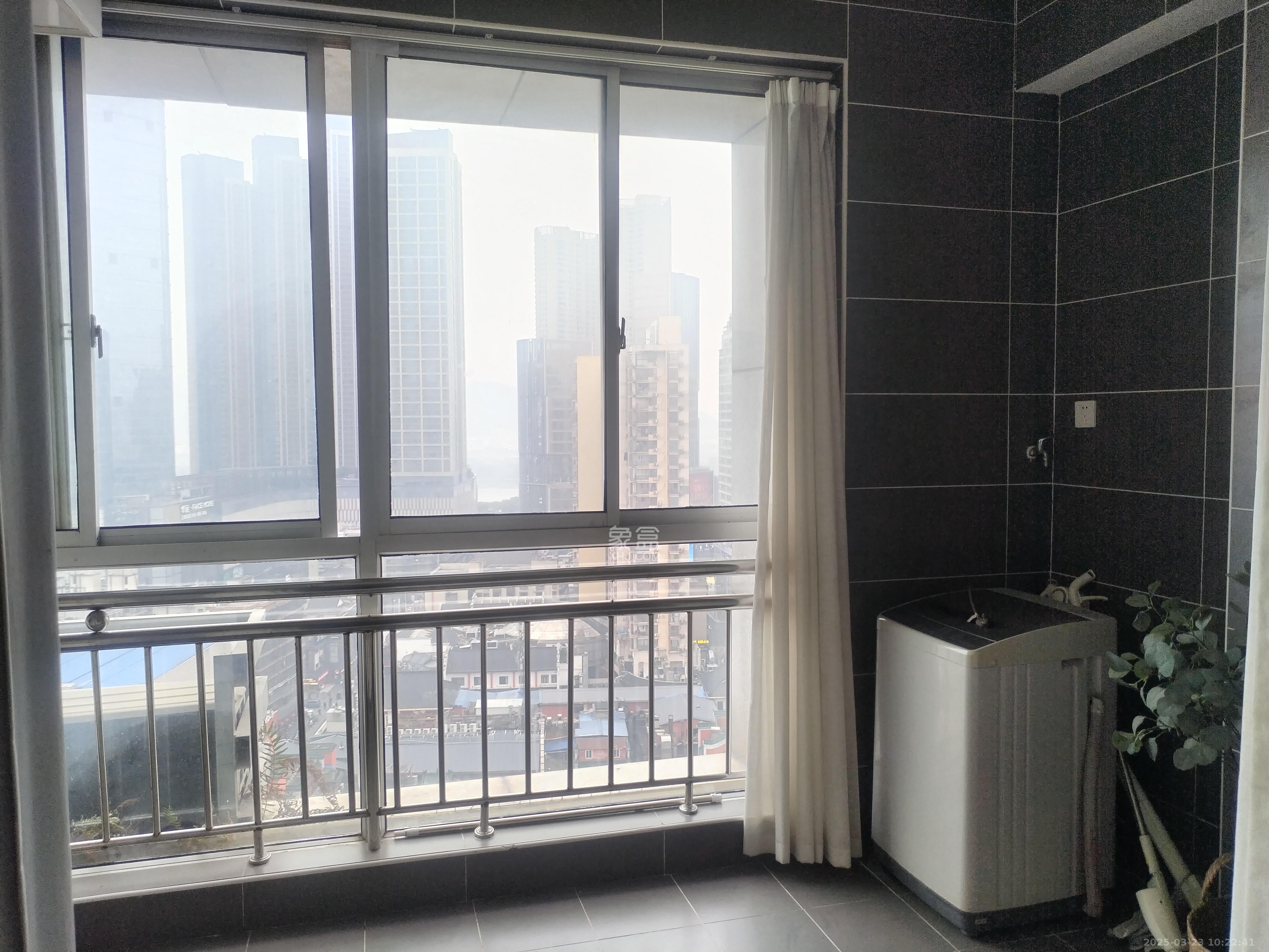 君临国际  1室1厅1卫    2200.0元/月 君临国际  1室1厅1卫    2200.0元/月室内图