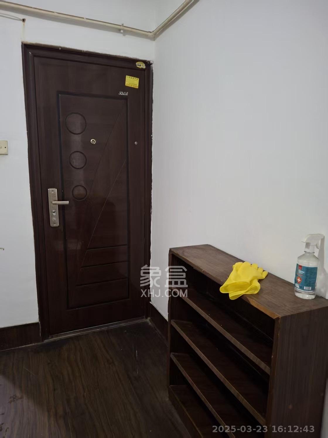 湖南六建伍家岭小区  2室2厅1卫    1200.0元/月 湖南六建伍家岭小区  2室2厅1卫    1200.0元/月室内图1