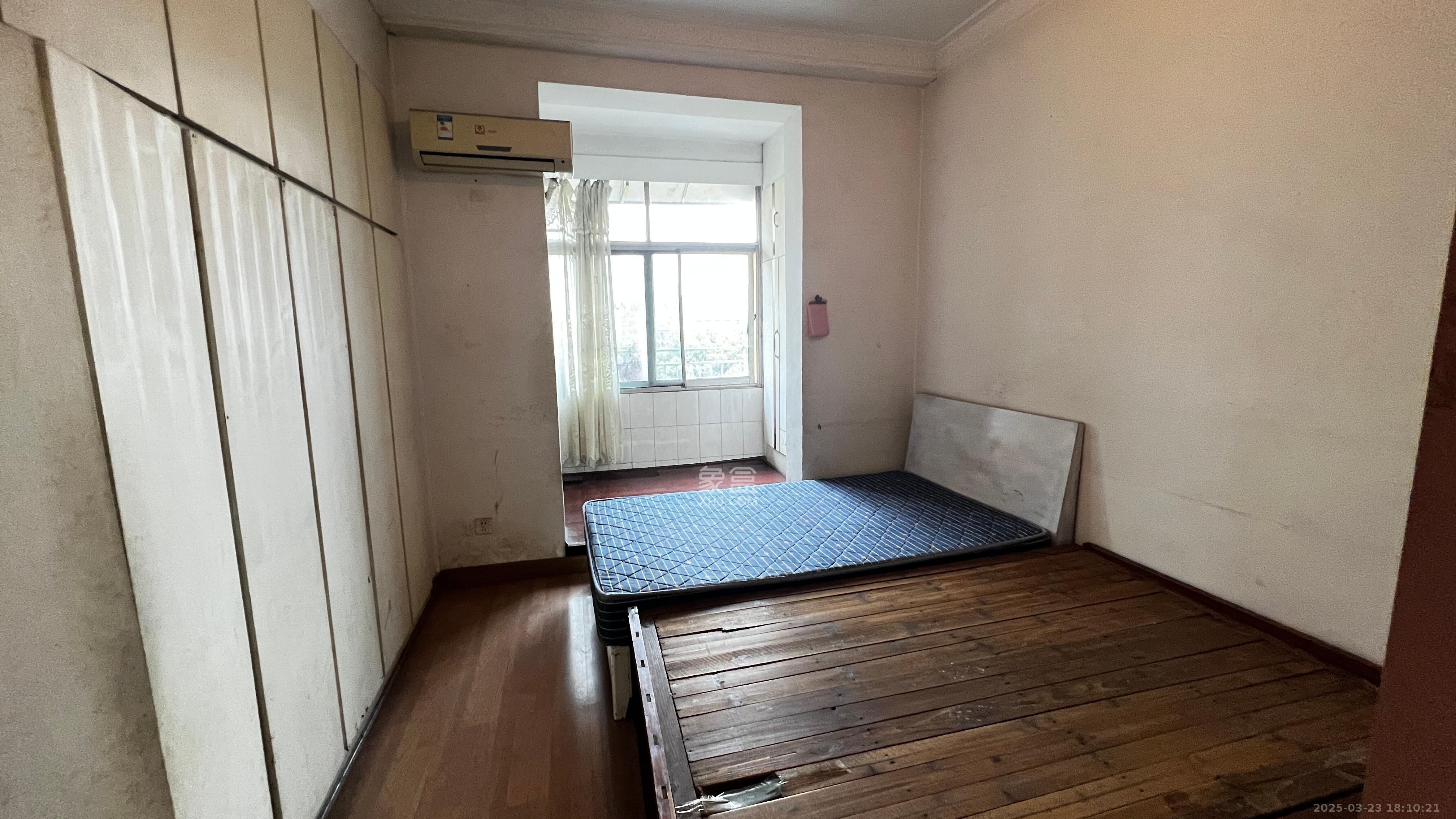 万发客车厂宿舍(万发宿舍) 2室2厅1卫 1300.0元/月 万发客车厂宿舍(万发宿舍) 2室2厅1卫 1300.0元/月室内图