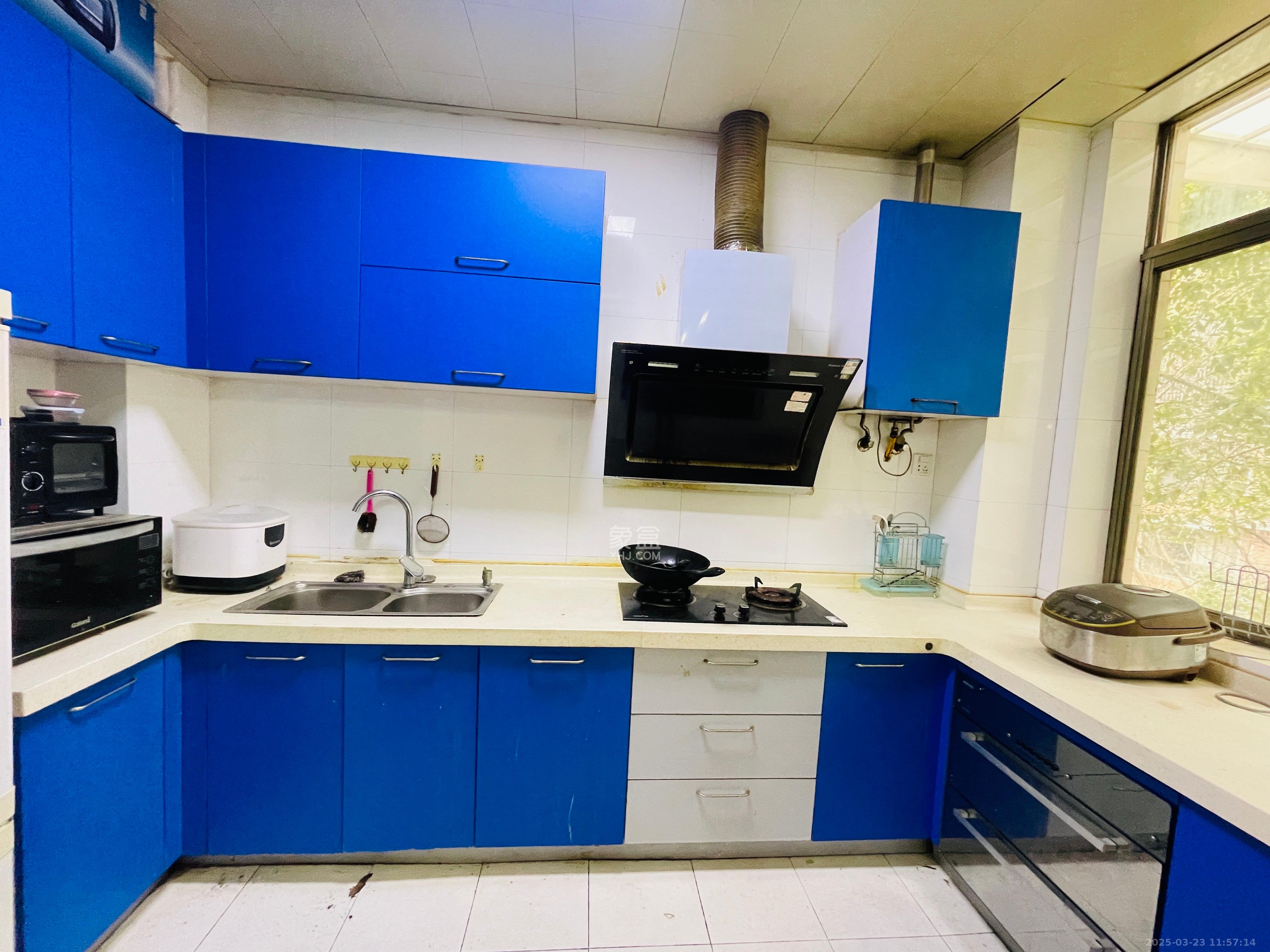 芙蓉公寓 3室2厅2卫 2500.0元/月 芙蓉公寓 3室2厅2卫 2500.0元/月室内图