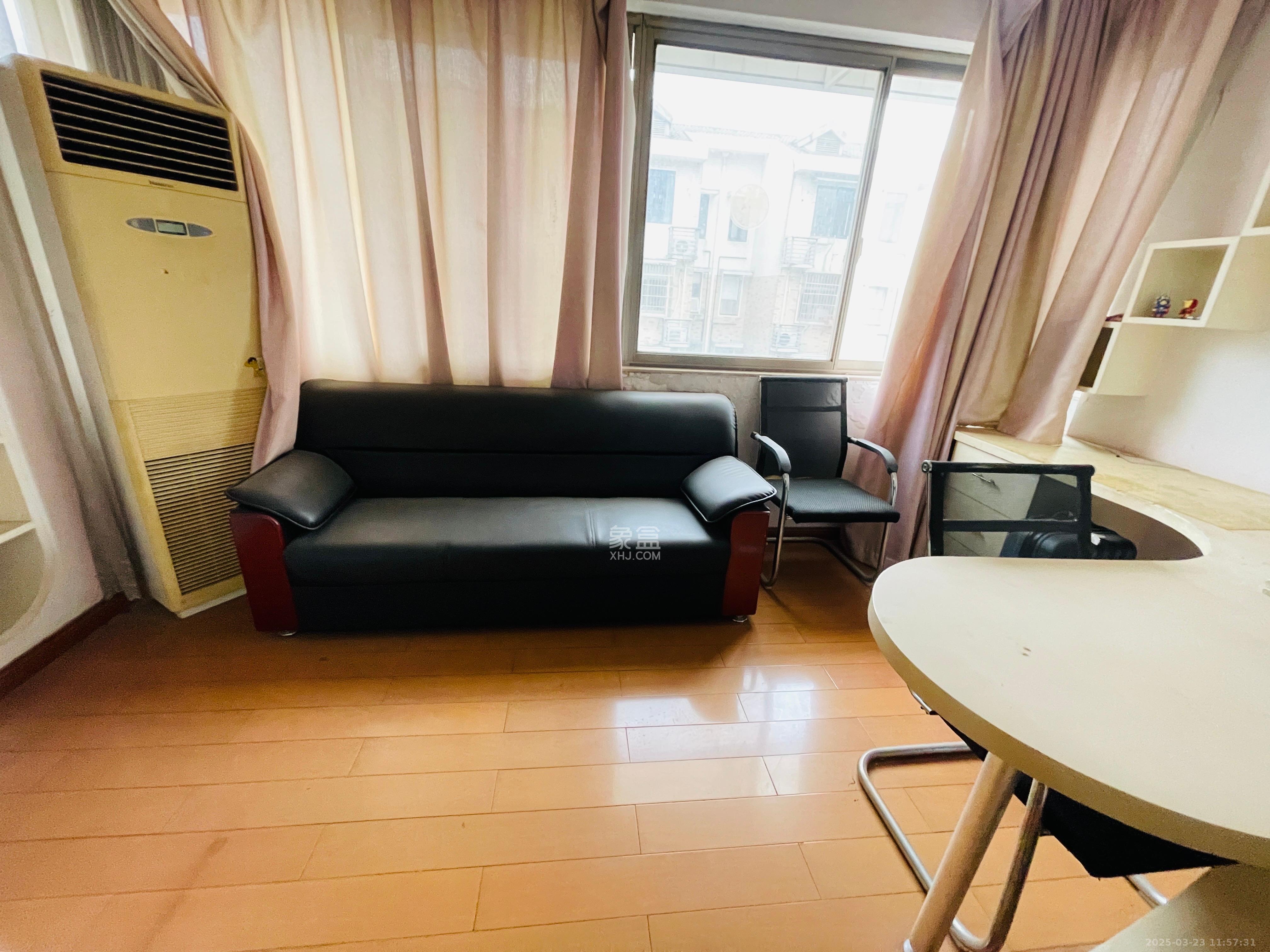 芙蓉公寓 3室2厅2卫 2500.0元/月 芙蓉公寓 3室2厅2卫 2500.0元/月室内图