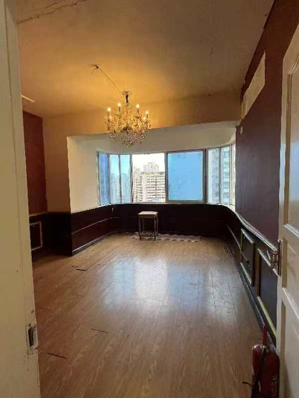 中房高级公寓  4室2厅1卫    145.0万 中房高级公寓  4室2厅1卫    145.0万客厅