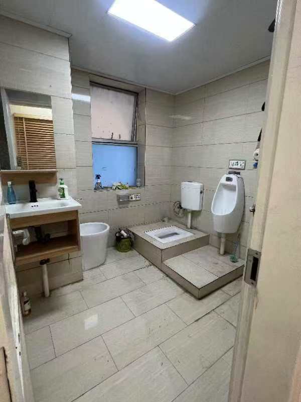 中房高级公寓  4室2厅1卫    145.0万 中房高级公寓  4室2厅1卫    145.0万室内图1