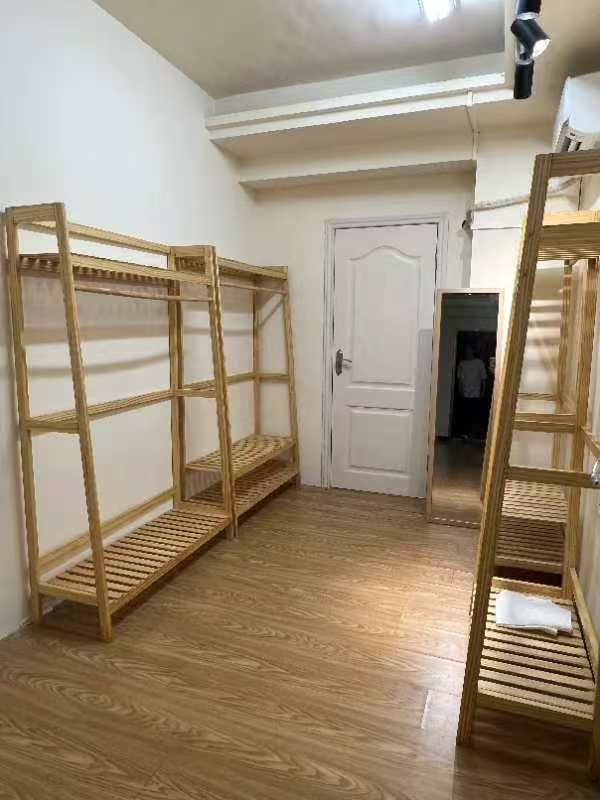 中房高级公寓  4室2厅1卫    145.0万 中房高级公寓  4室2厅1卫    145.0万客厅