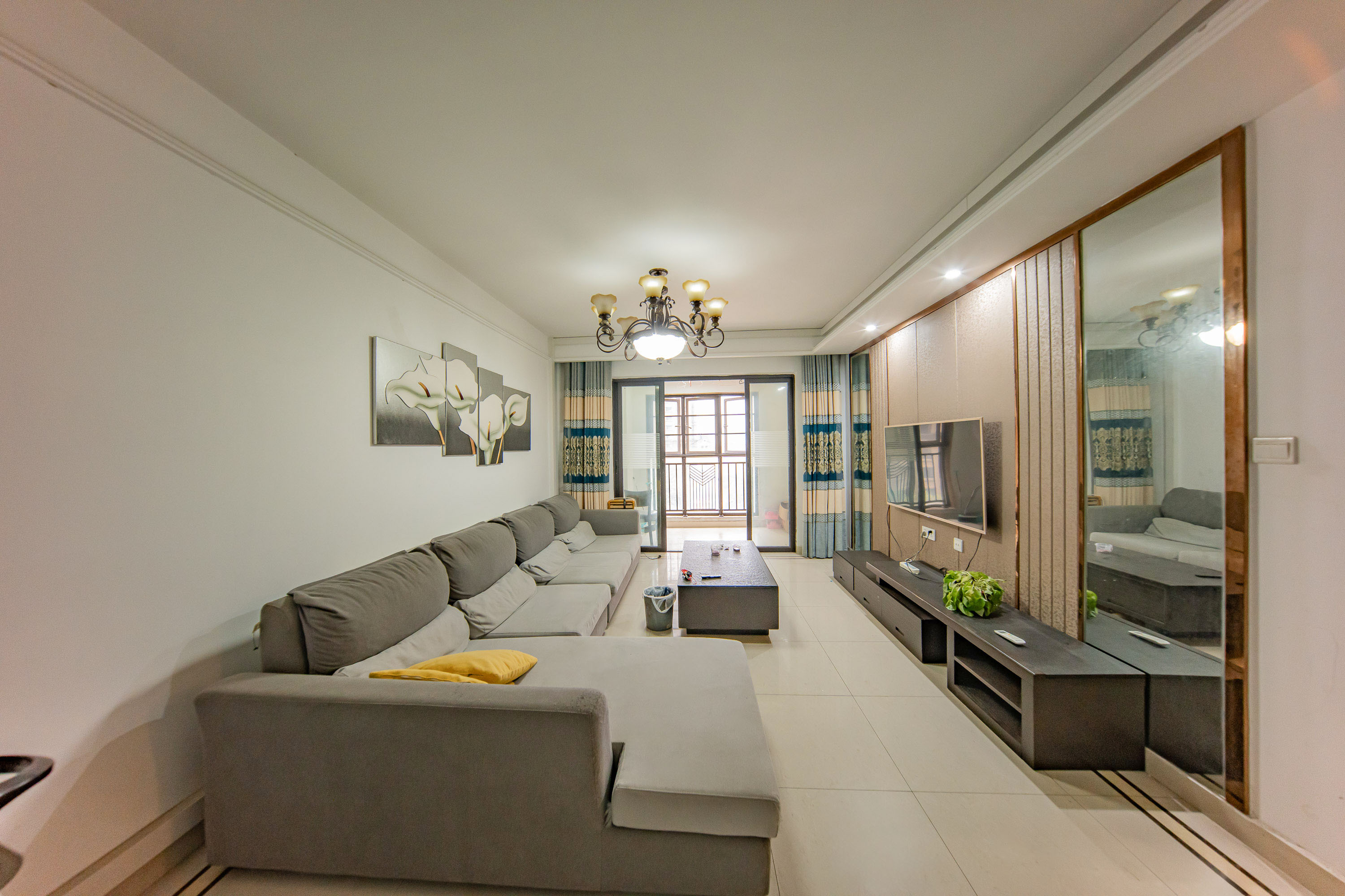 中海国际三期 3室2厅2卫 82.8万 中海国际三期 3室2厅2卫 82.8万客厅