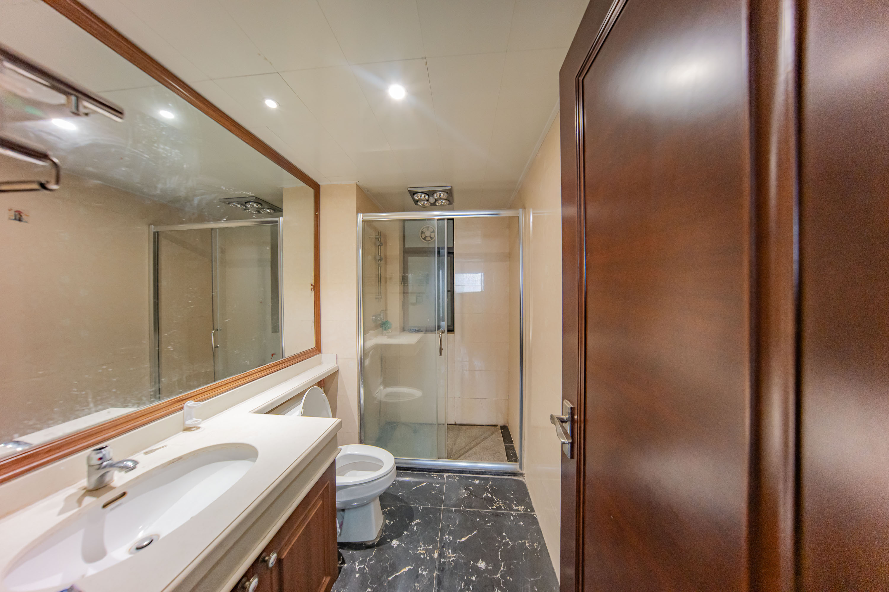 中海国际三期 3室2厅2卫 82.8万 中海国际三期 3室2厅2卫 82.8万卫生间