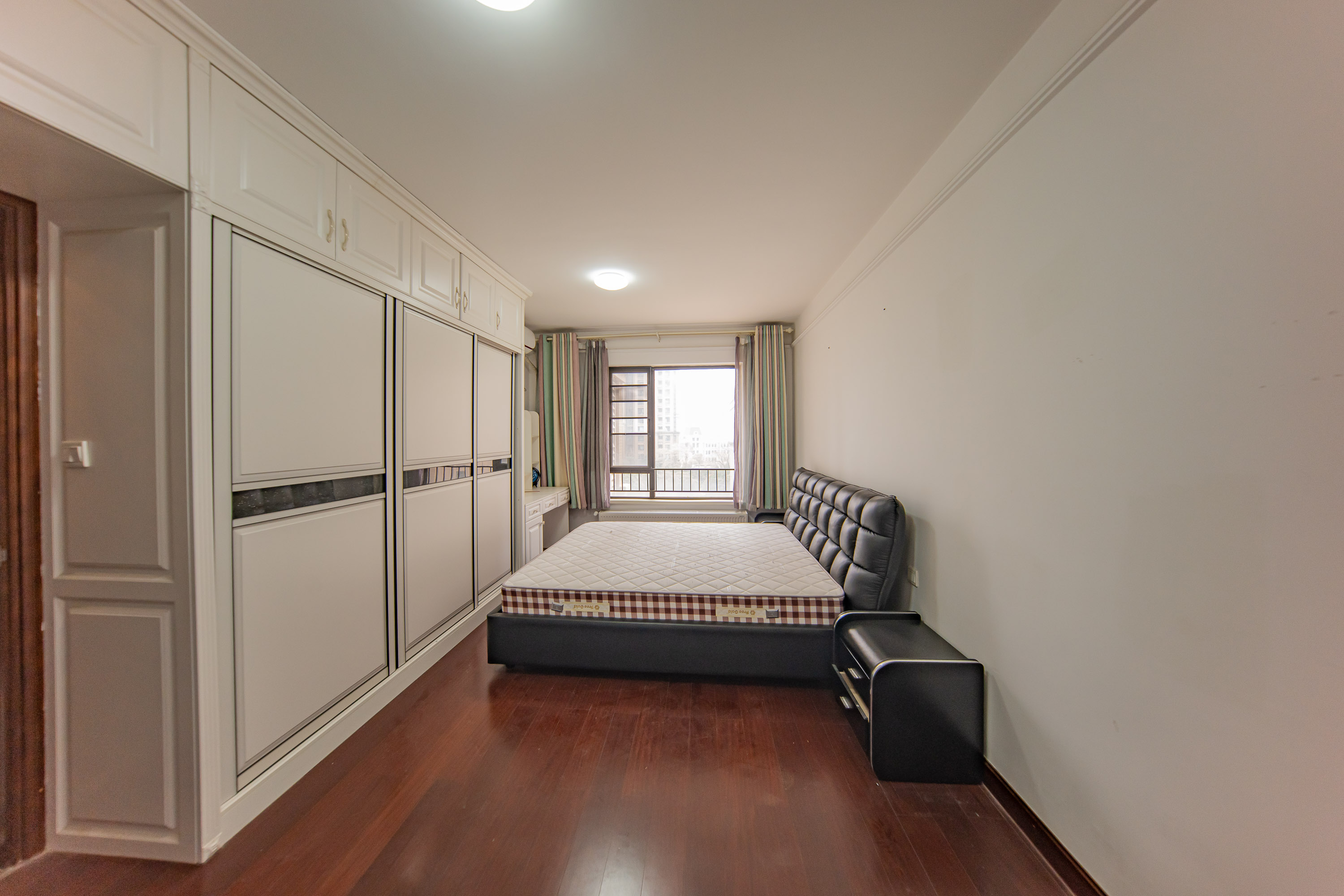 中海国际三期 3室2厅2卫 82.8万 中海国际三期 3室2厅2卫 82.8万卧室