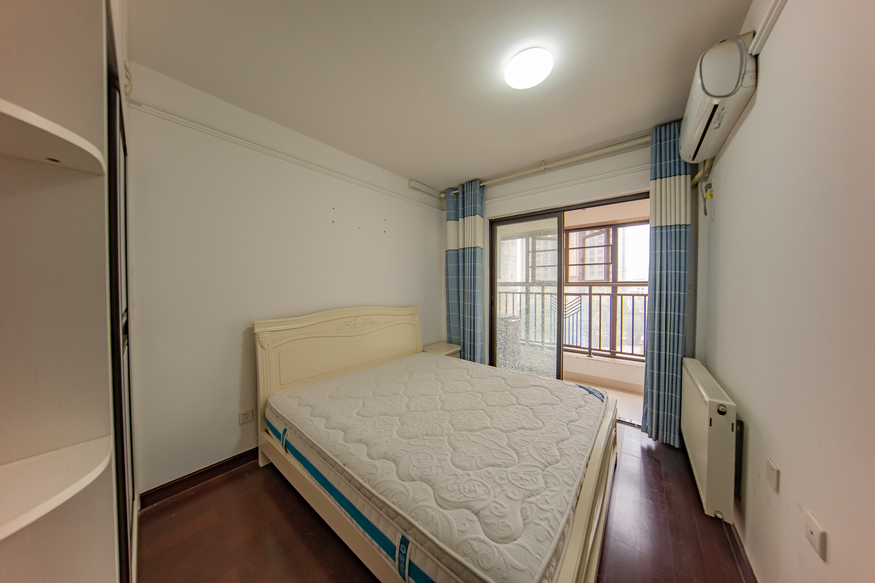 中海国际三期 3室2厅2卫 82.8万 中海国际三期 3室2厅2卫 82.8万卧室