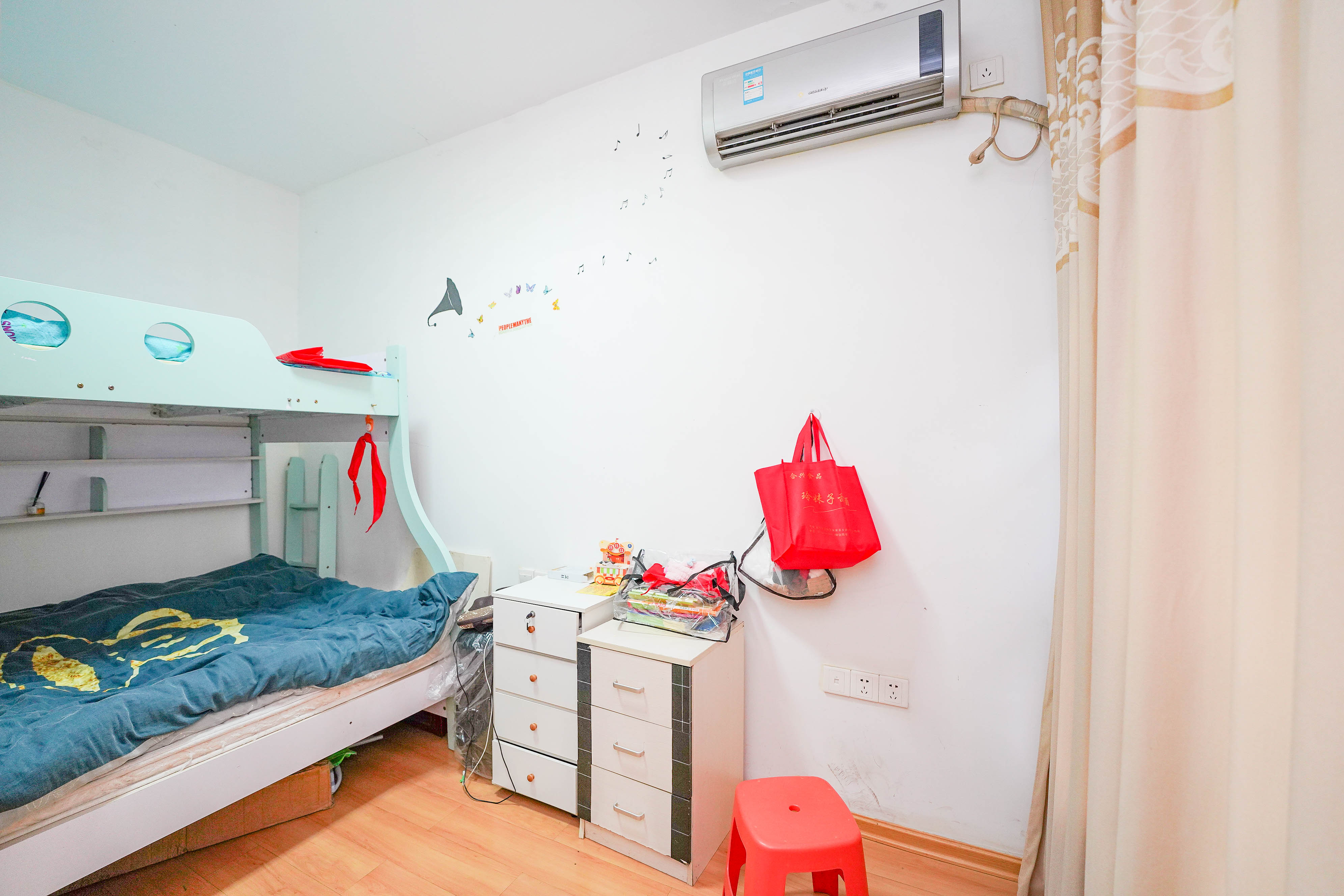 怡海星城 2室2厅1卫 36.0万 怡海星城 2室2厅1卫 36.0万卧室