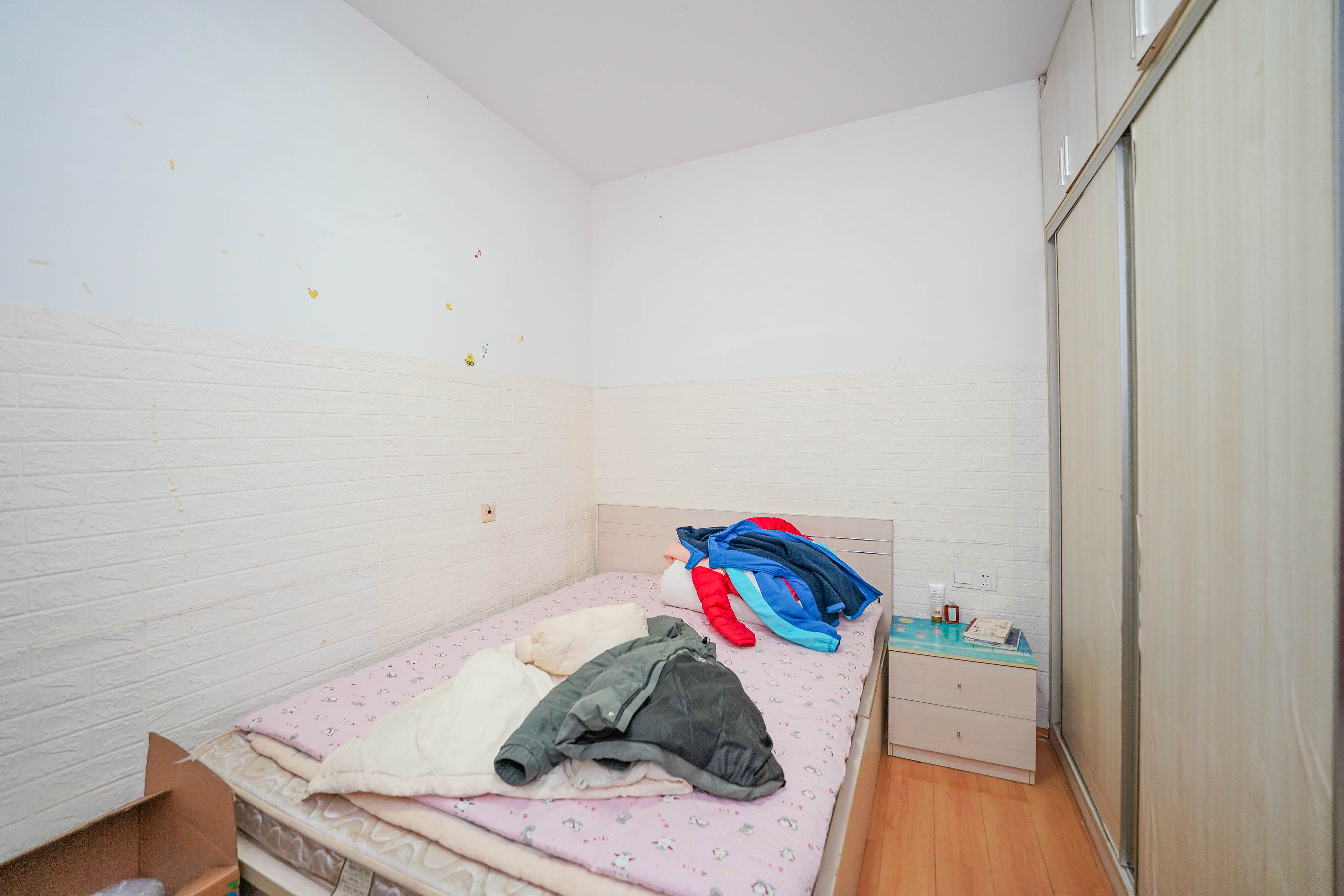 怡海星城 2室2厅1卫 36.0万 怡海星城 2室2厅1卫 36.0万卧室