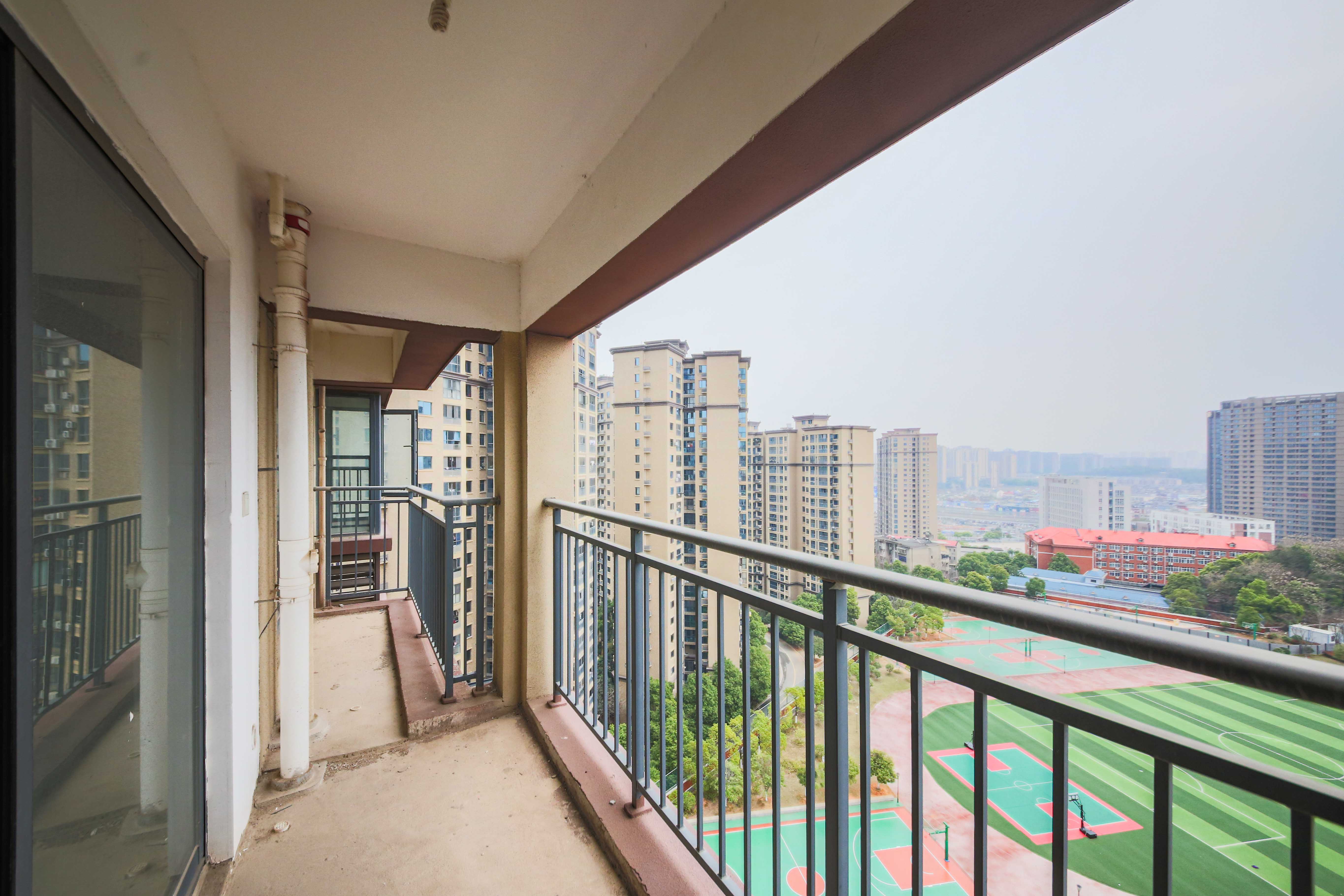 轻盐阳光CEO(轻盐雅苑)(轻奢时代)  3室2厅2卫   95.00万阳台