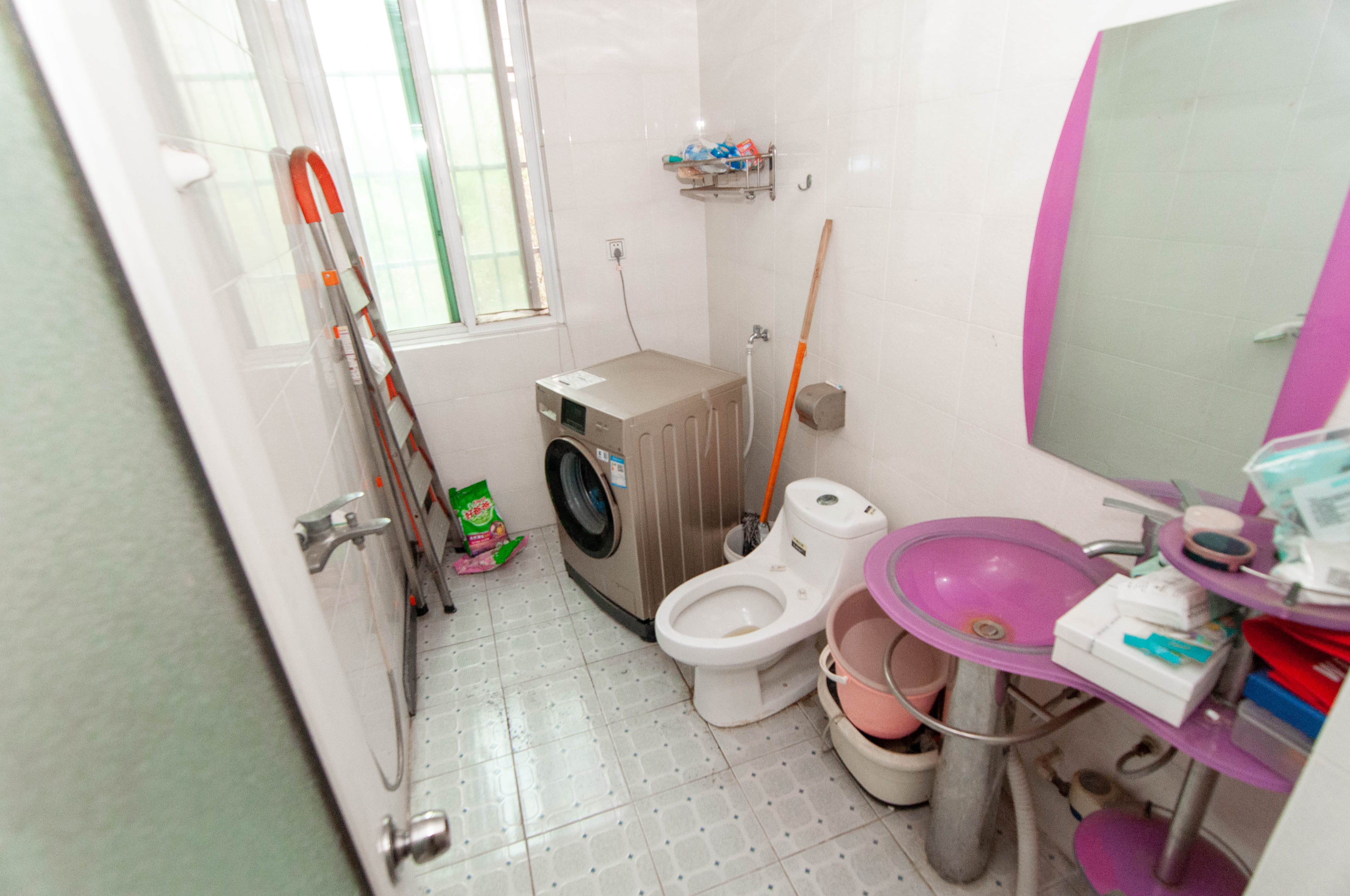 麓谷加州阳光 3室2厅2卫 82.0万 麓谷加州阳光 3室2厅2卫 82.0万卫生间