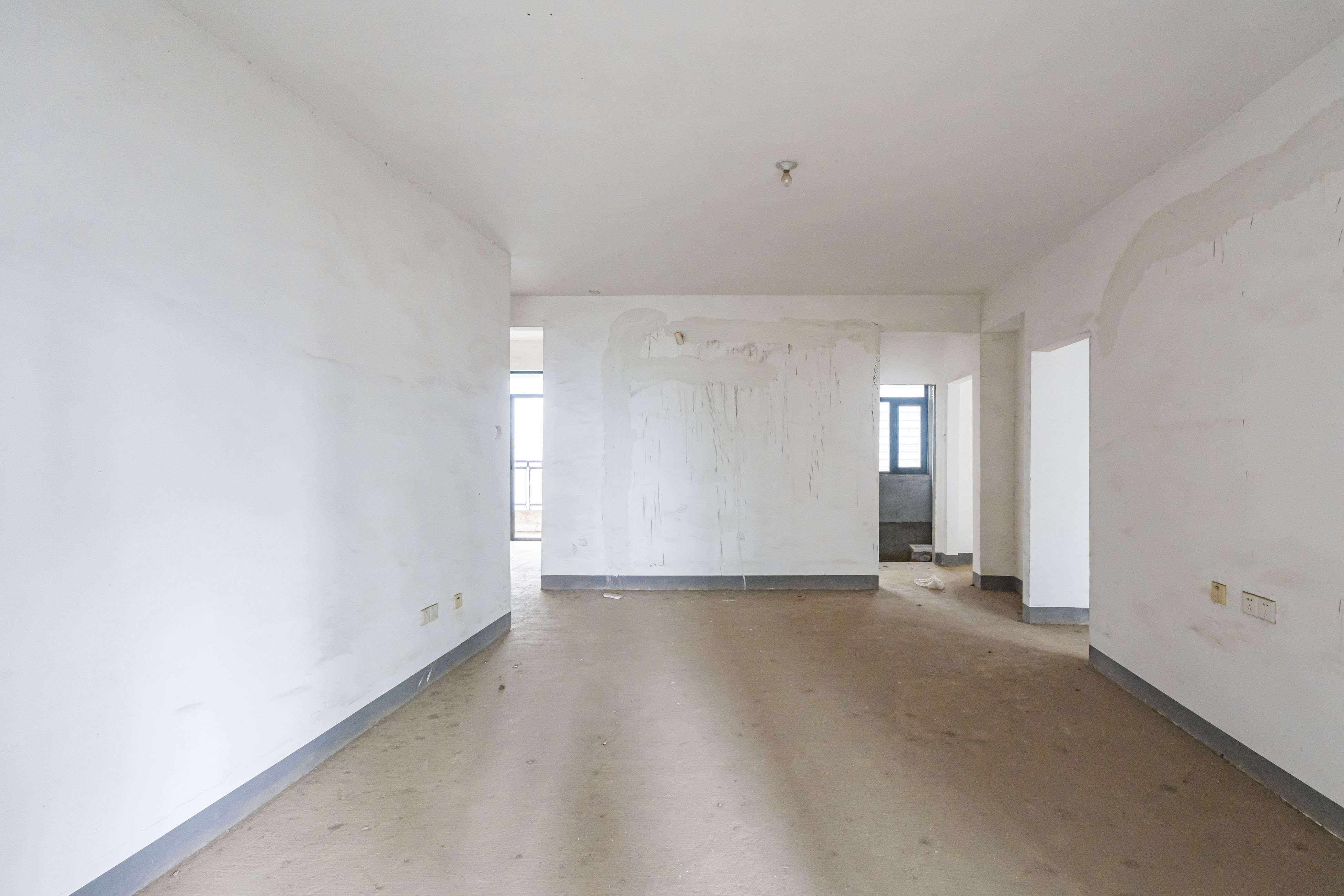 藏珑湖上国际花园 4室2厅2卫 138.0万 藏珑湖上国际花园 4室2厅2卫 138.0万客厅