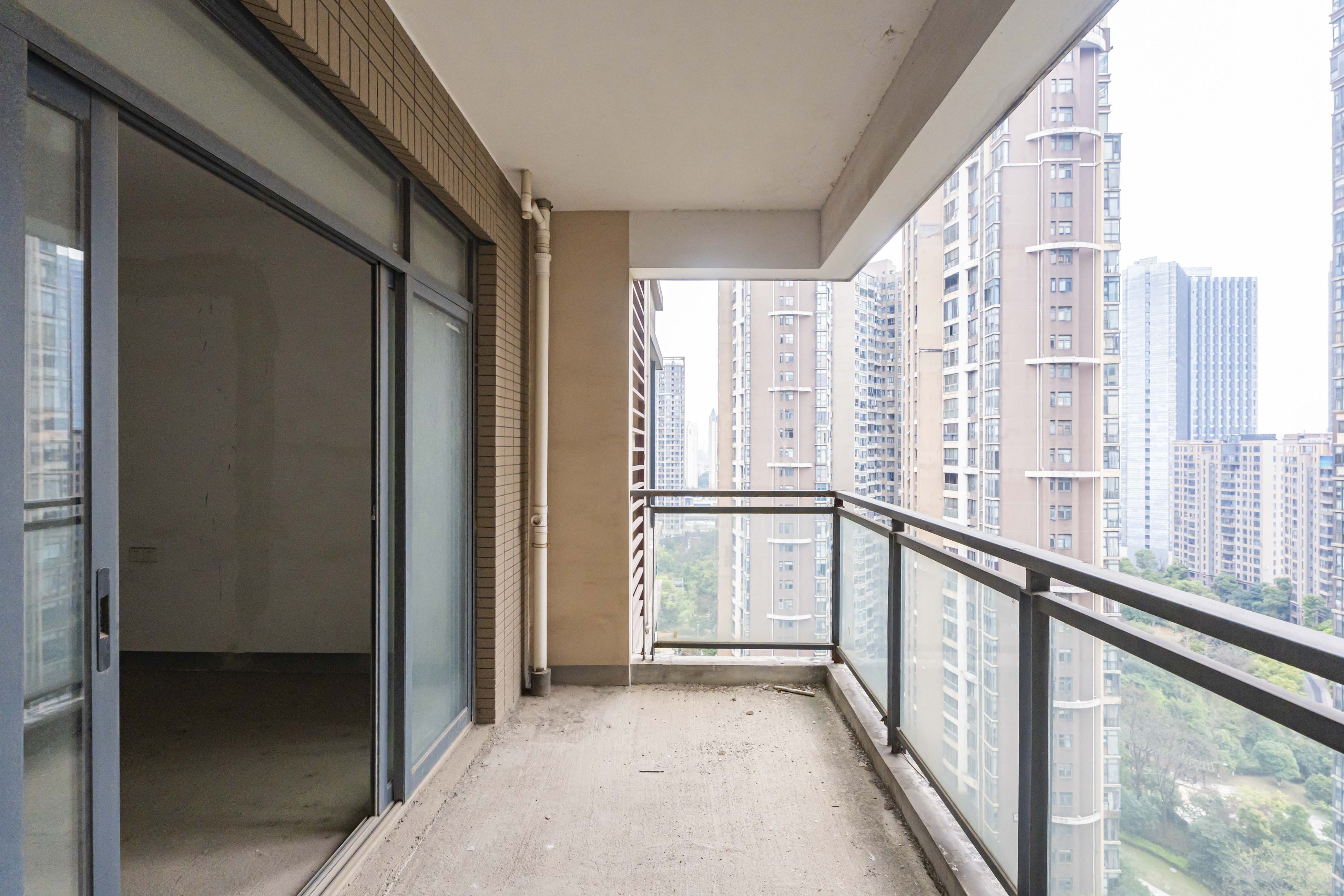 藏珑湖上国际花园 4室2厅2卫 138.0万 藏珑湖上国际花园 4室2厅2卫 138.0万阳台