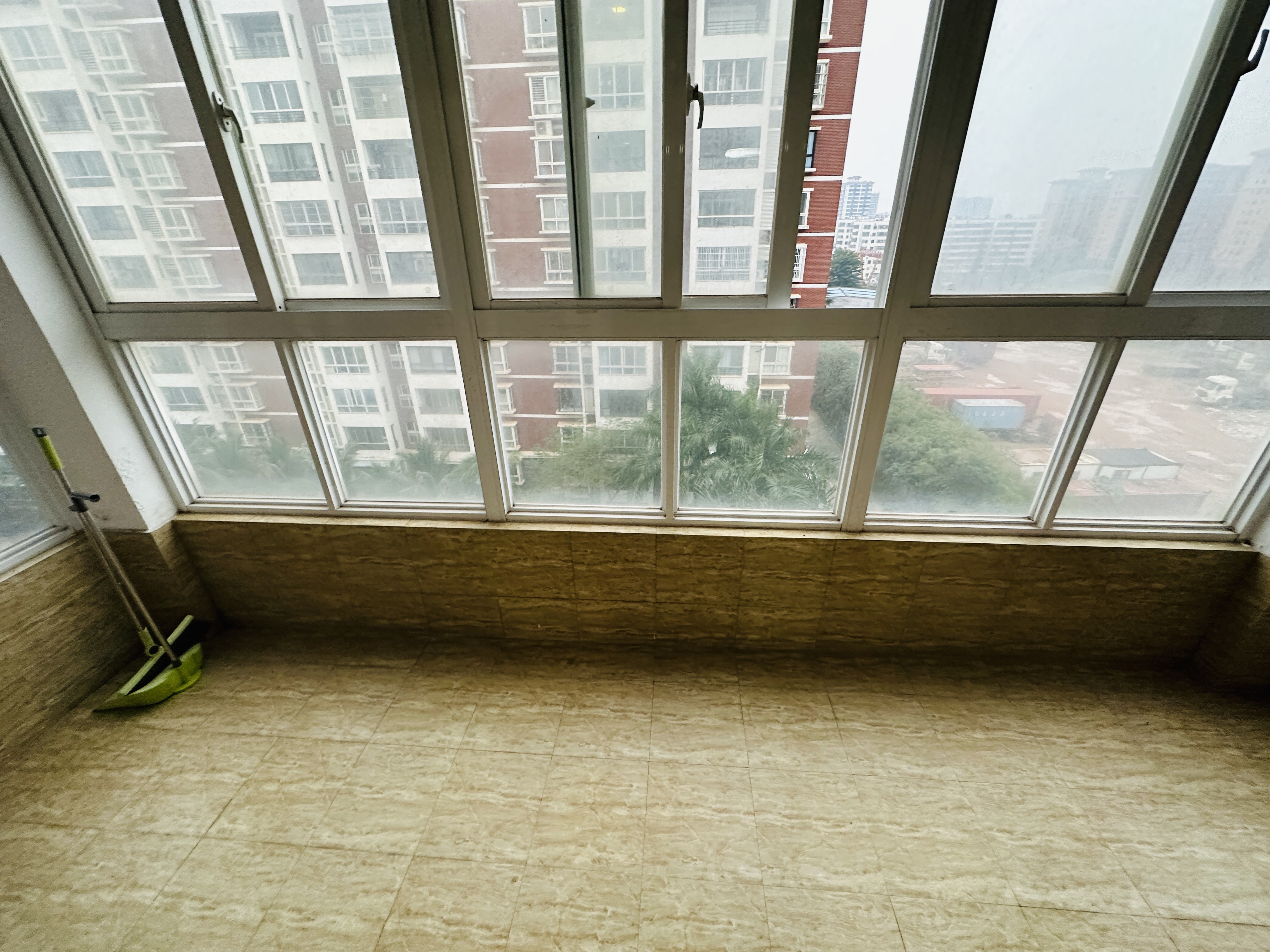 展兴高新花园 4室2厅2卫 240.0万 展兴高新花园 4室2厅2卫 240.0万阳台