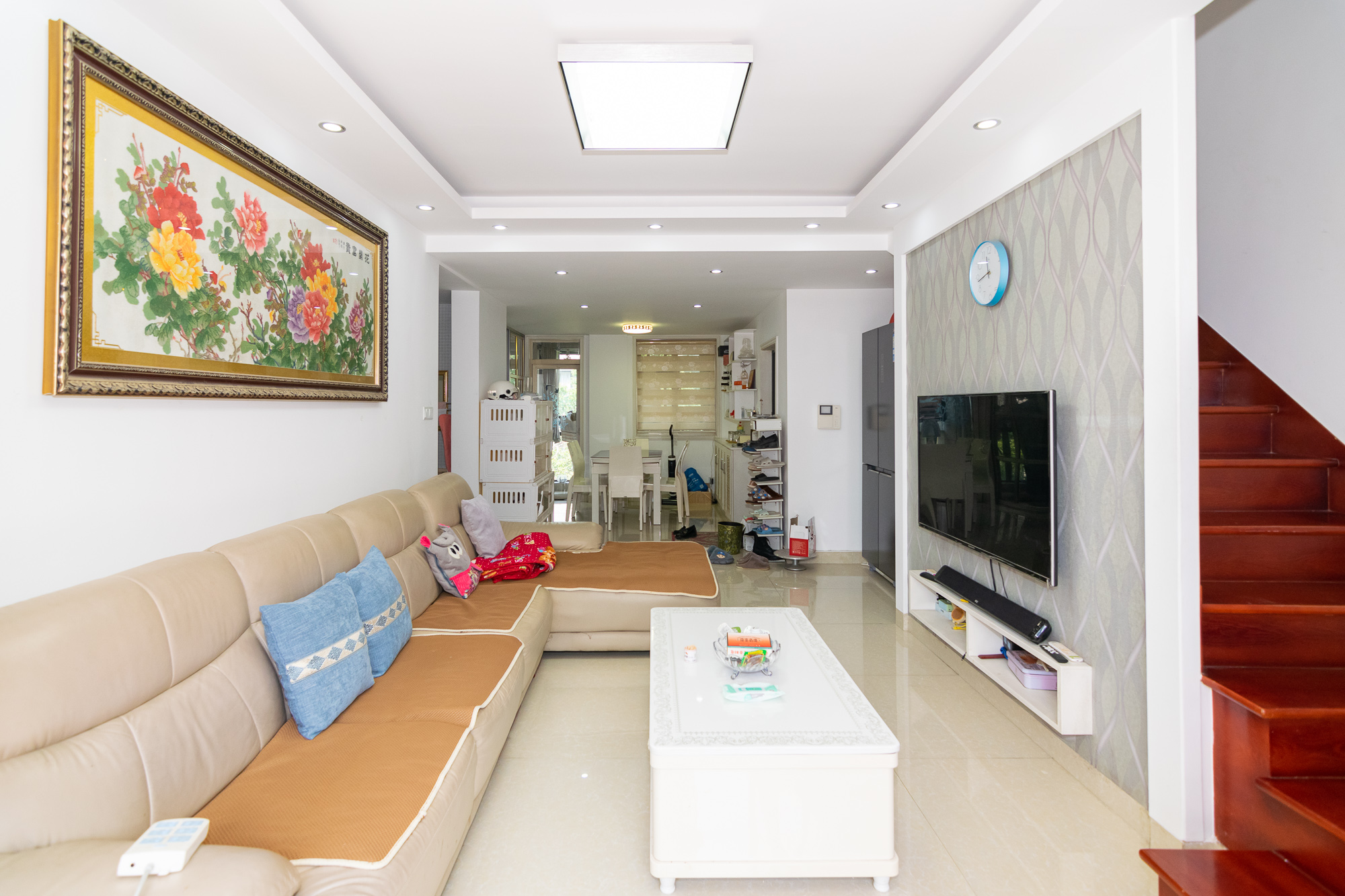 丽景华庭  3室2厅2卫   86.00万客厅