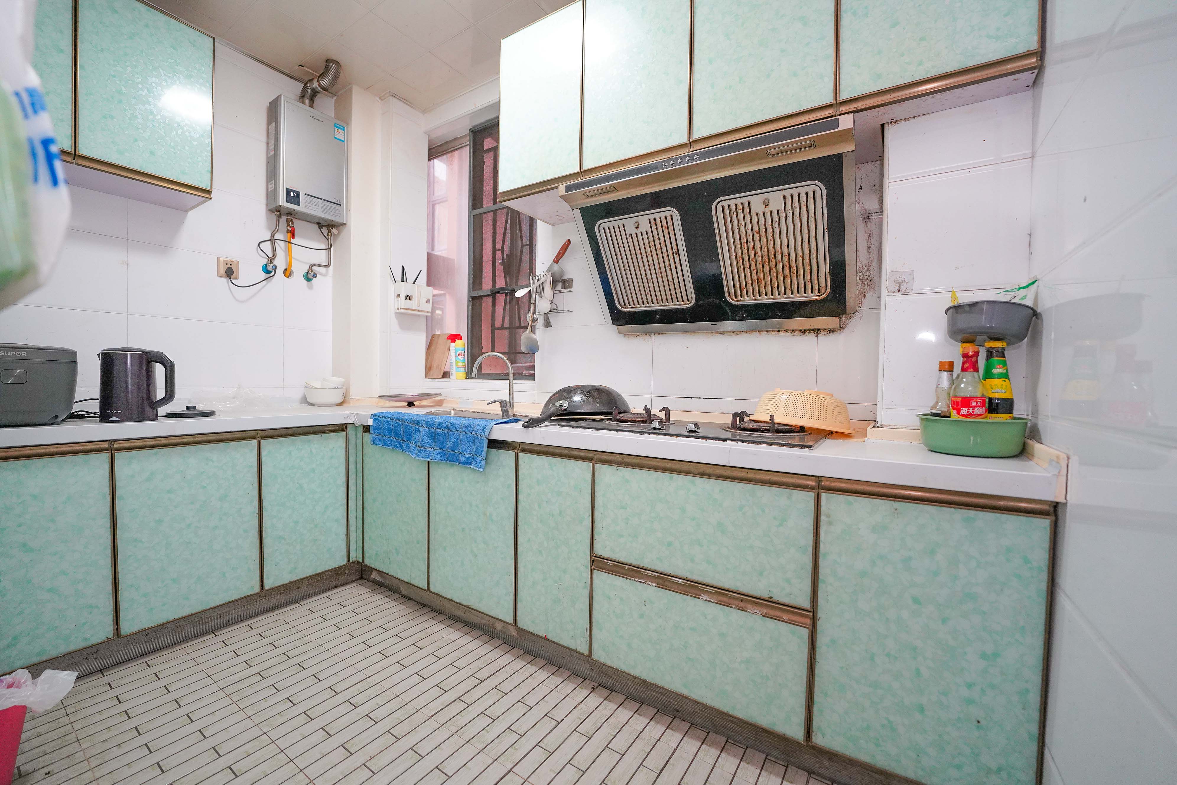 怡海星城  3室2厅1卫    52.0万 怡海星城  3室2厅1卫    52.0万厨房