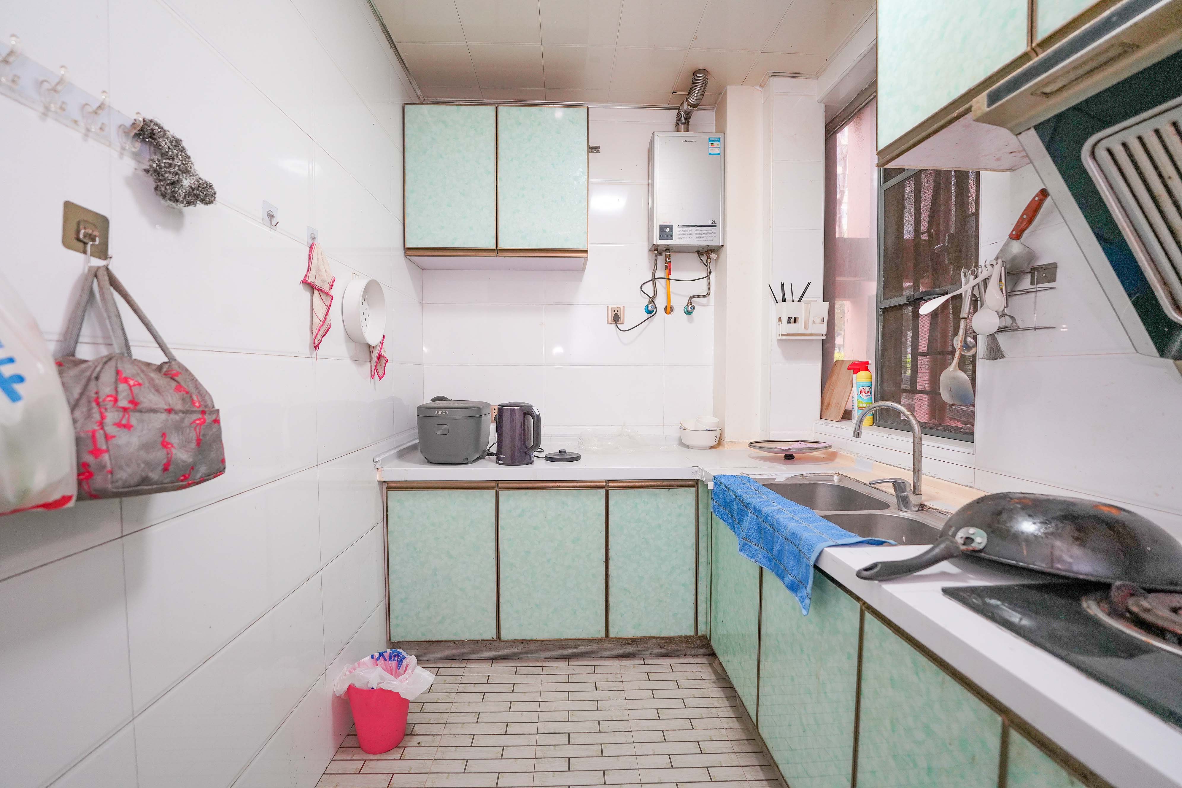 怡海星城  3室2厅1卫    52.0万 怡海星城  3室2厅1卫    52.0万厨房