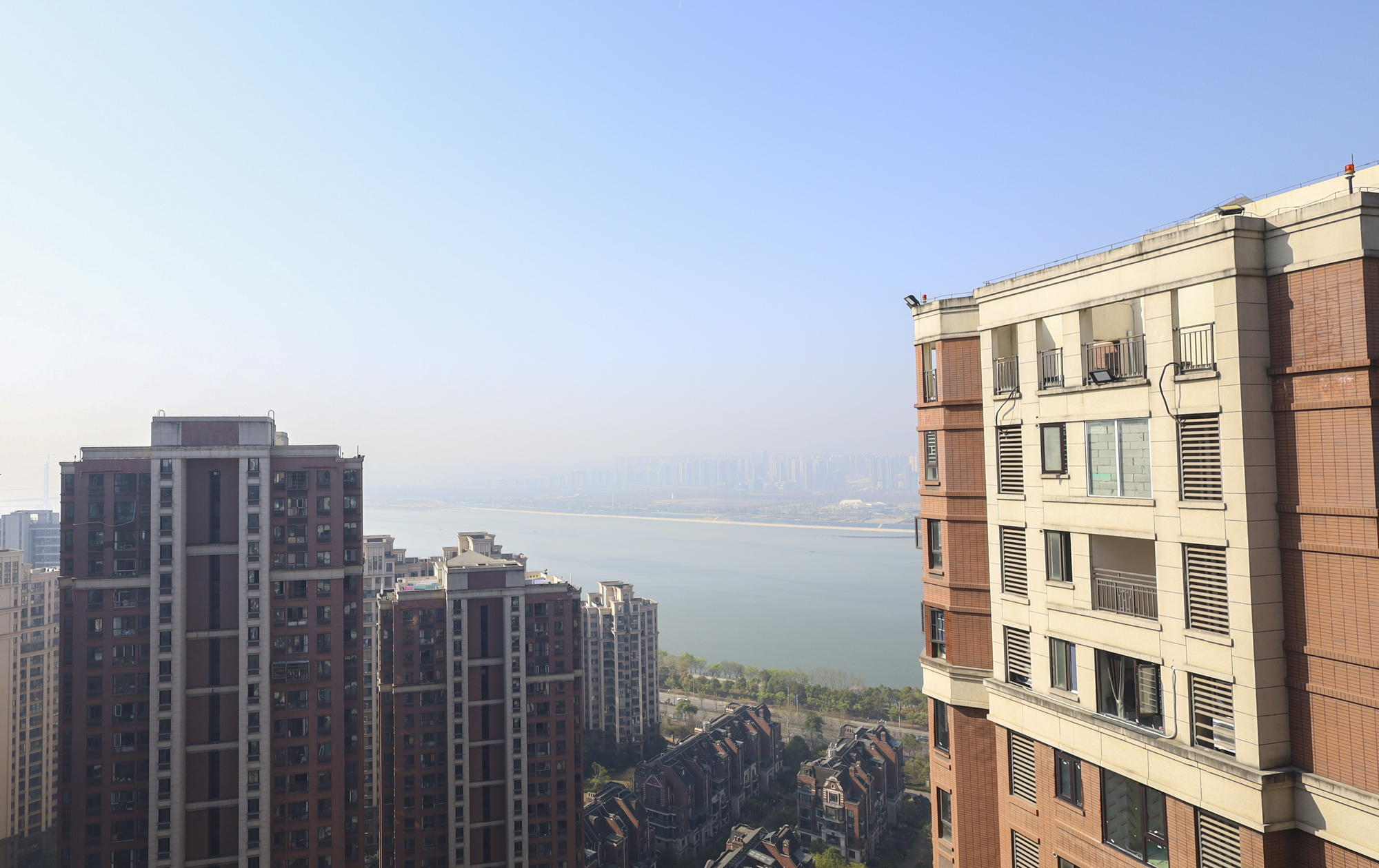 绿地海外滩一期  3室2厅1卫   60.00万其他