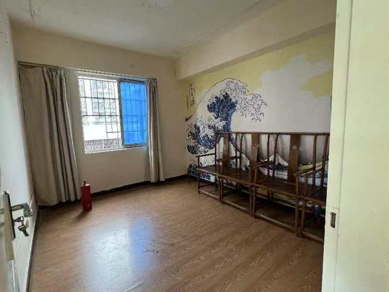 中房高级公寓  4室2厅1卫    145.0万 中房高级公寓  4室2厅1卫    145.0万客厅