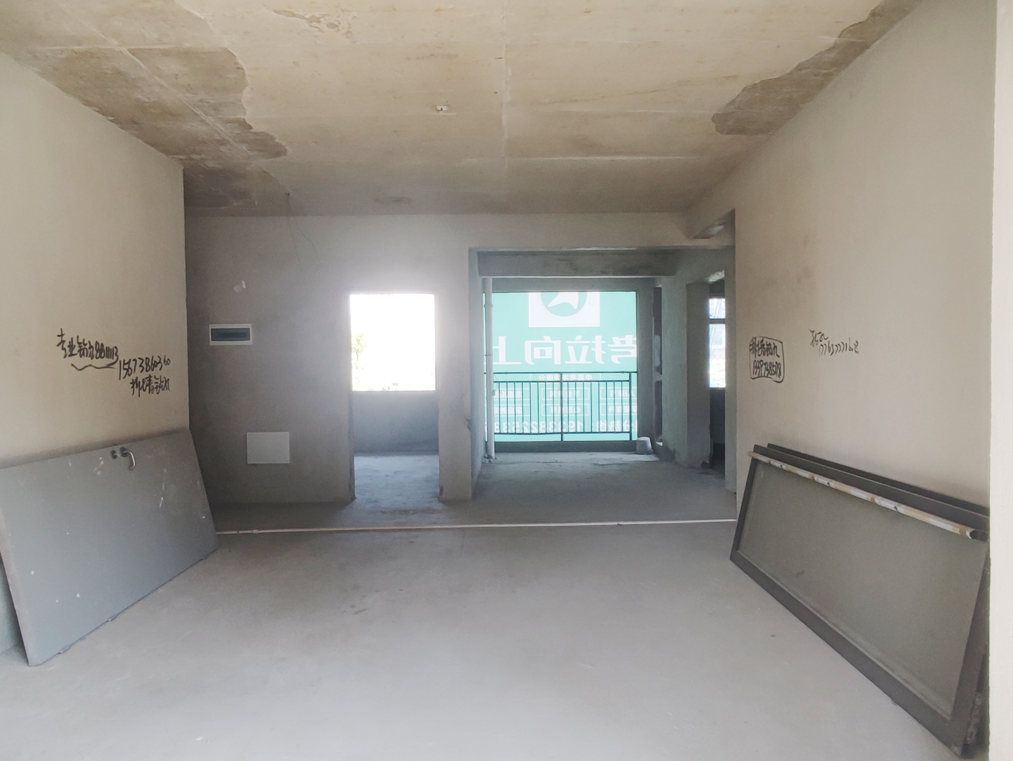 云泰天麓 5室2厅3卫 88.0万 云泰天麓 5室2厅3卫 88.0万客厅