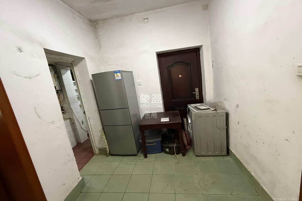 泡沫塑料厂宿舍  2室2厅1卫    1400.0元/月 泡沫塑料厂宿舍  2室2厅1卫    1400.0元/月室内图1