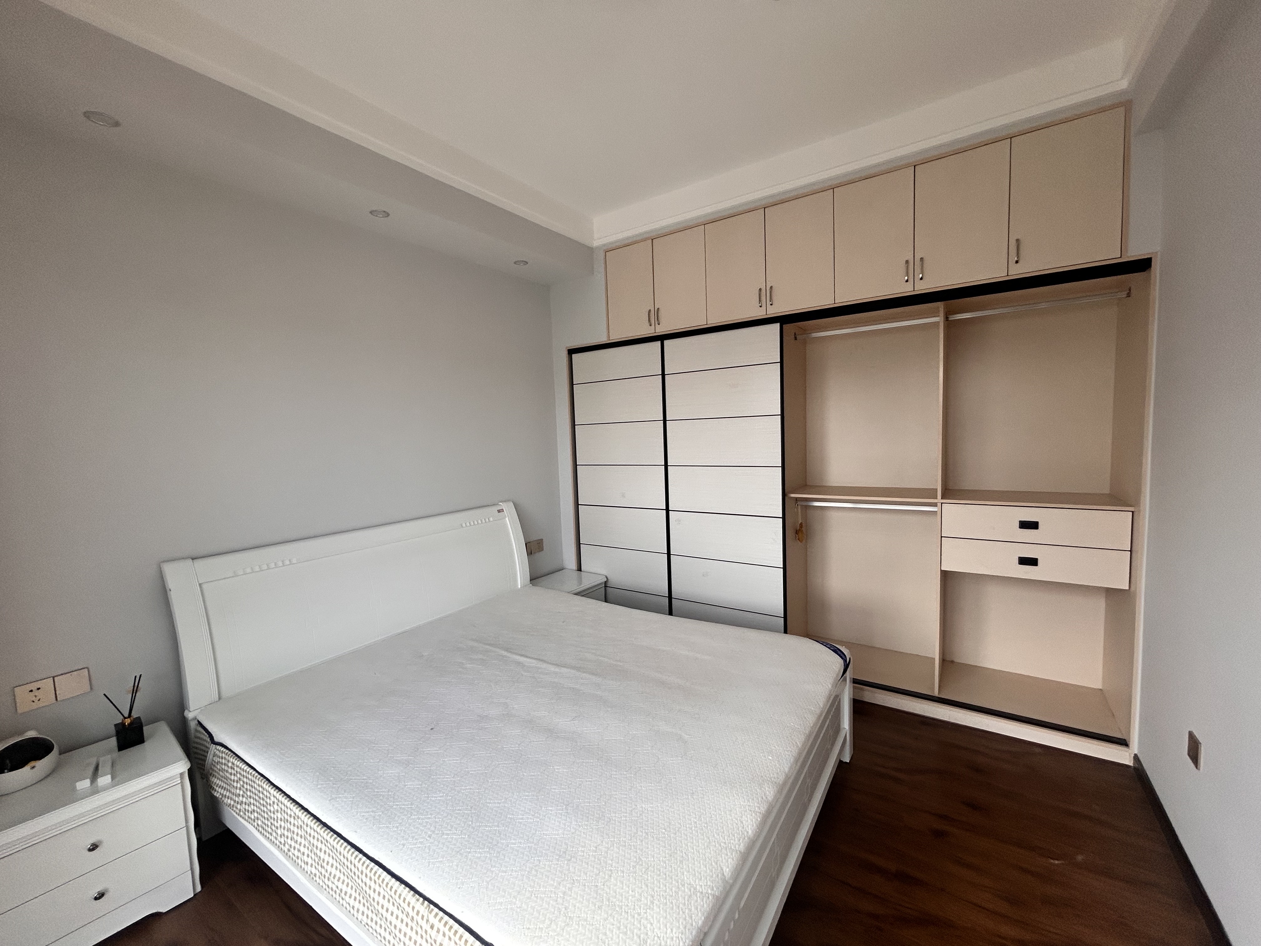 天门中央广场 1室1厅1卫 1800.0元/月 天门中央广场 1室1厅1卫 1800.0元/月室内图