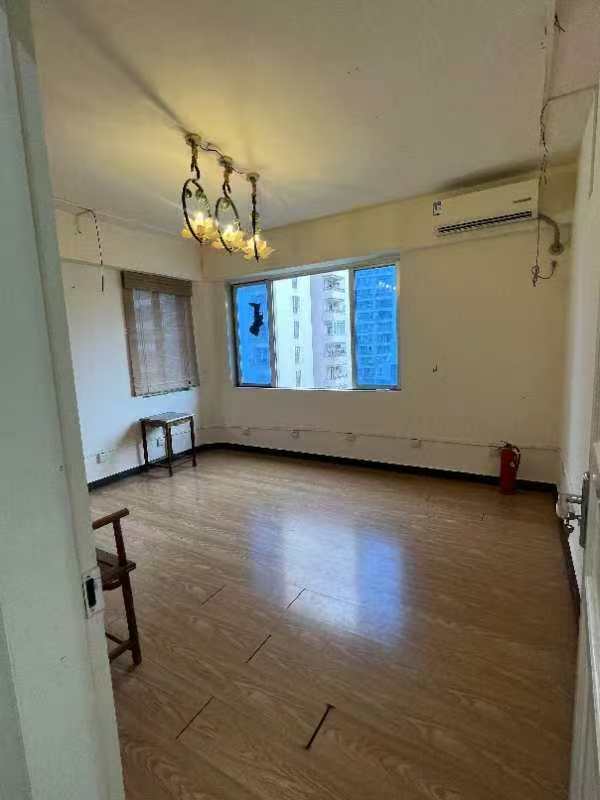 中房高级公寓  4室2厅1卫    145.0万 中房高级公寓  4室2厅1卫    145.0万客厅