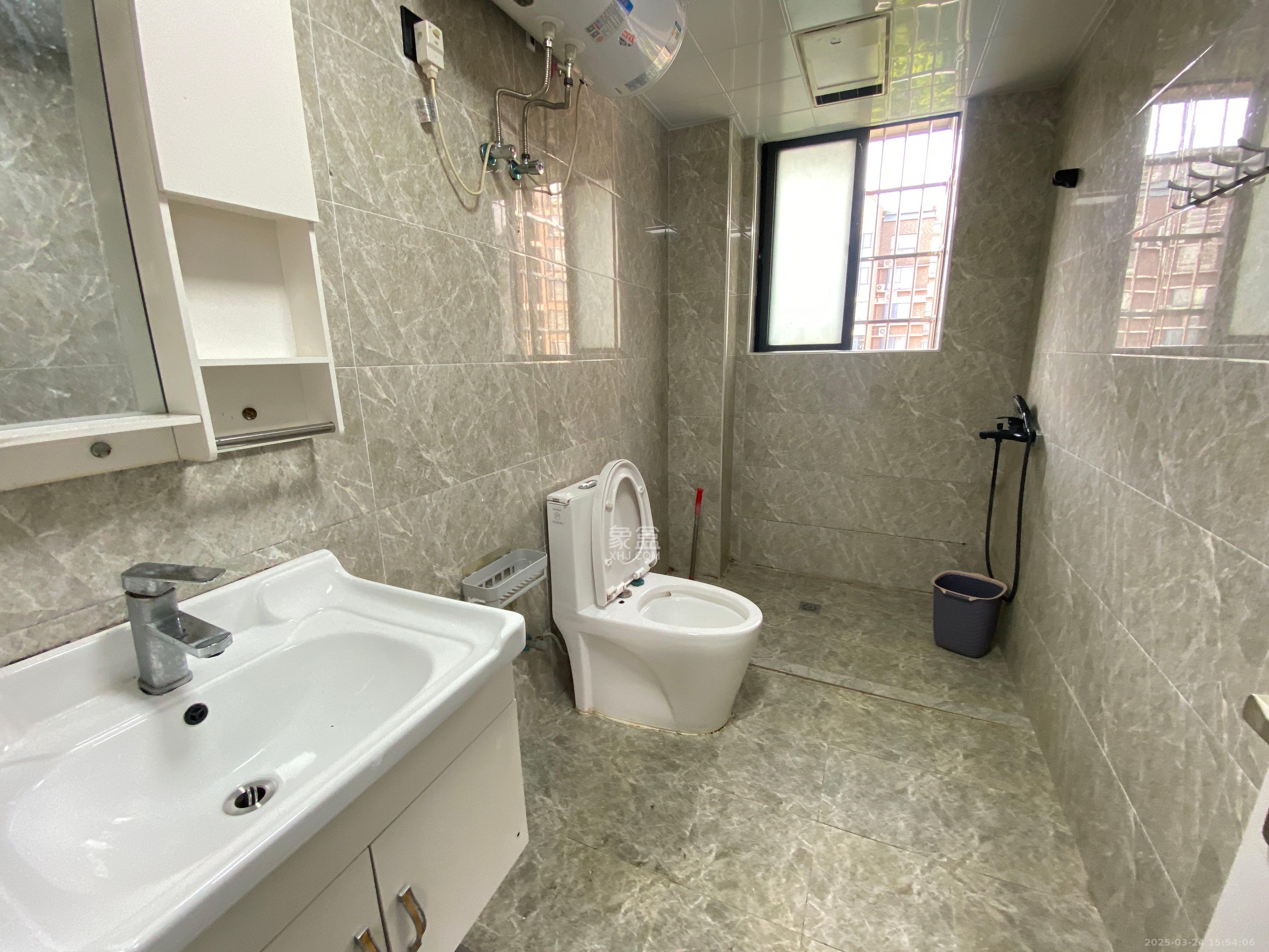 城市森林  1室1厅1卫    2300.0元/月 城市森林  1室1厅1卫    2300.0元/月室内图