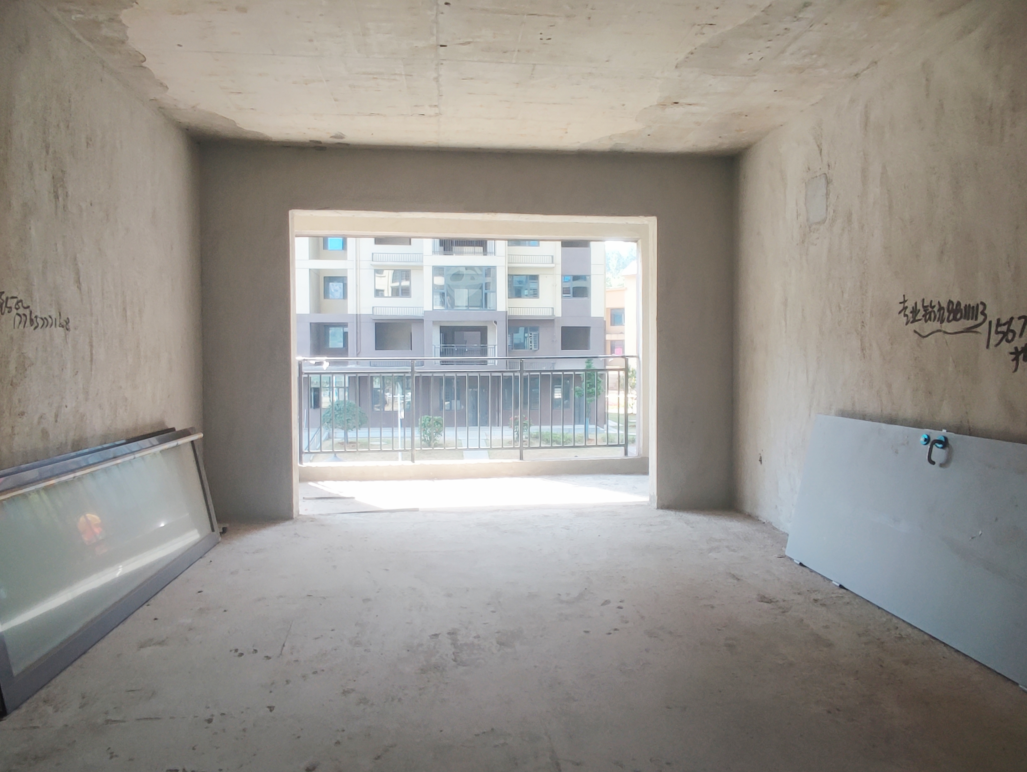 云泰天麓 5室2厅3卫 88.0万 云泰天麓 5室2厅3卫 88.0万客厅