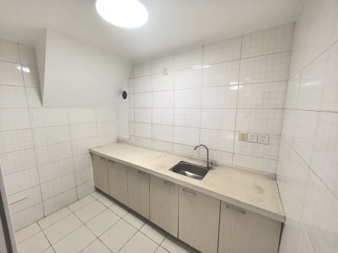 耀江花园 5室2厅3卫 152.00万 耀江花园 5室2厅3卫 152.00万厨房