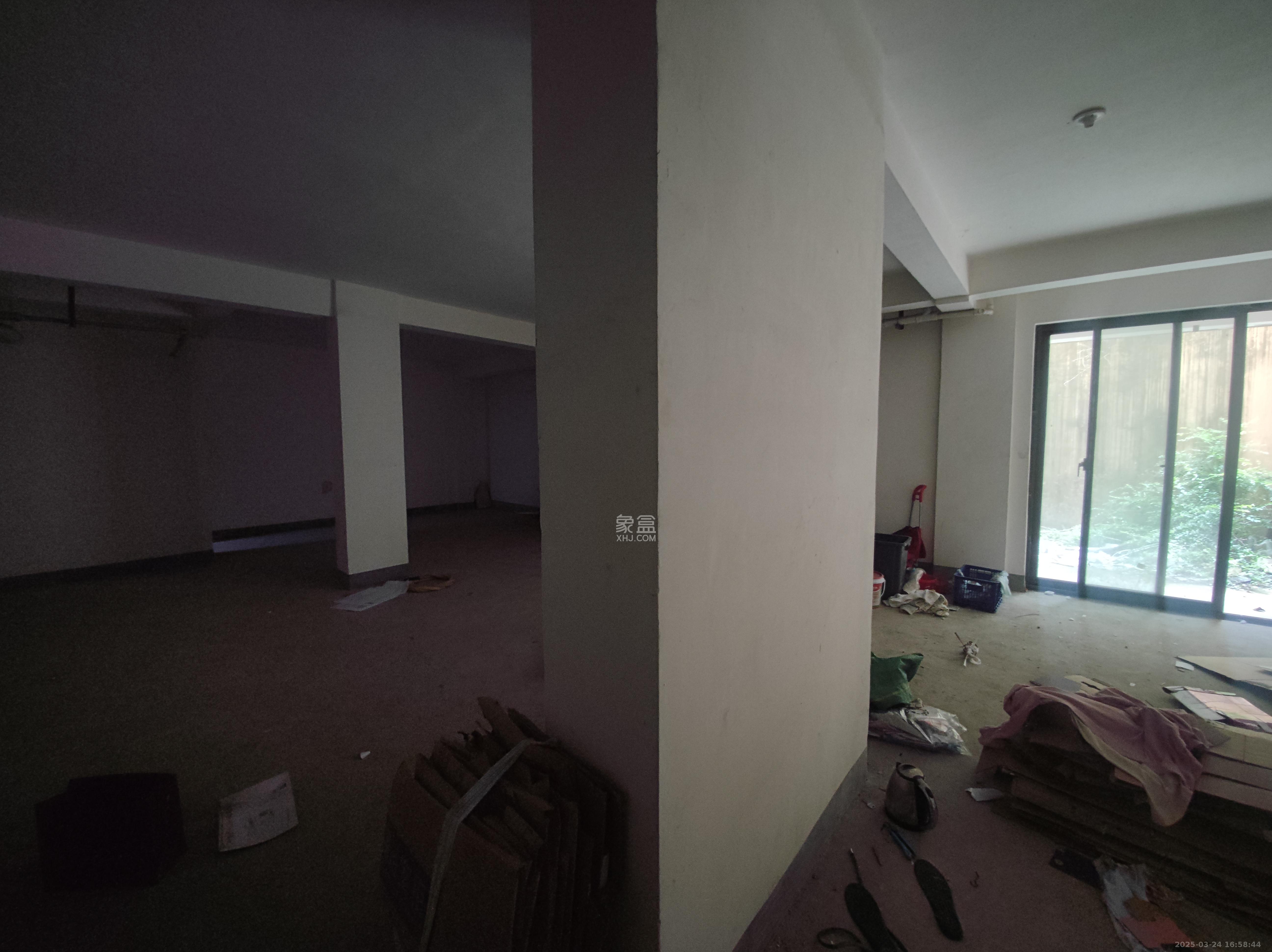 中城丽景香山园  4室2厅2卫   6500.00元/月室内图