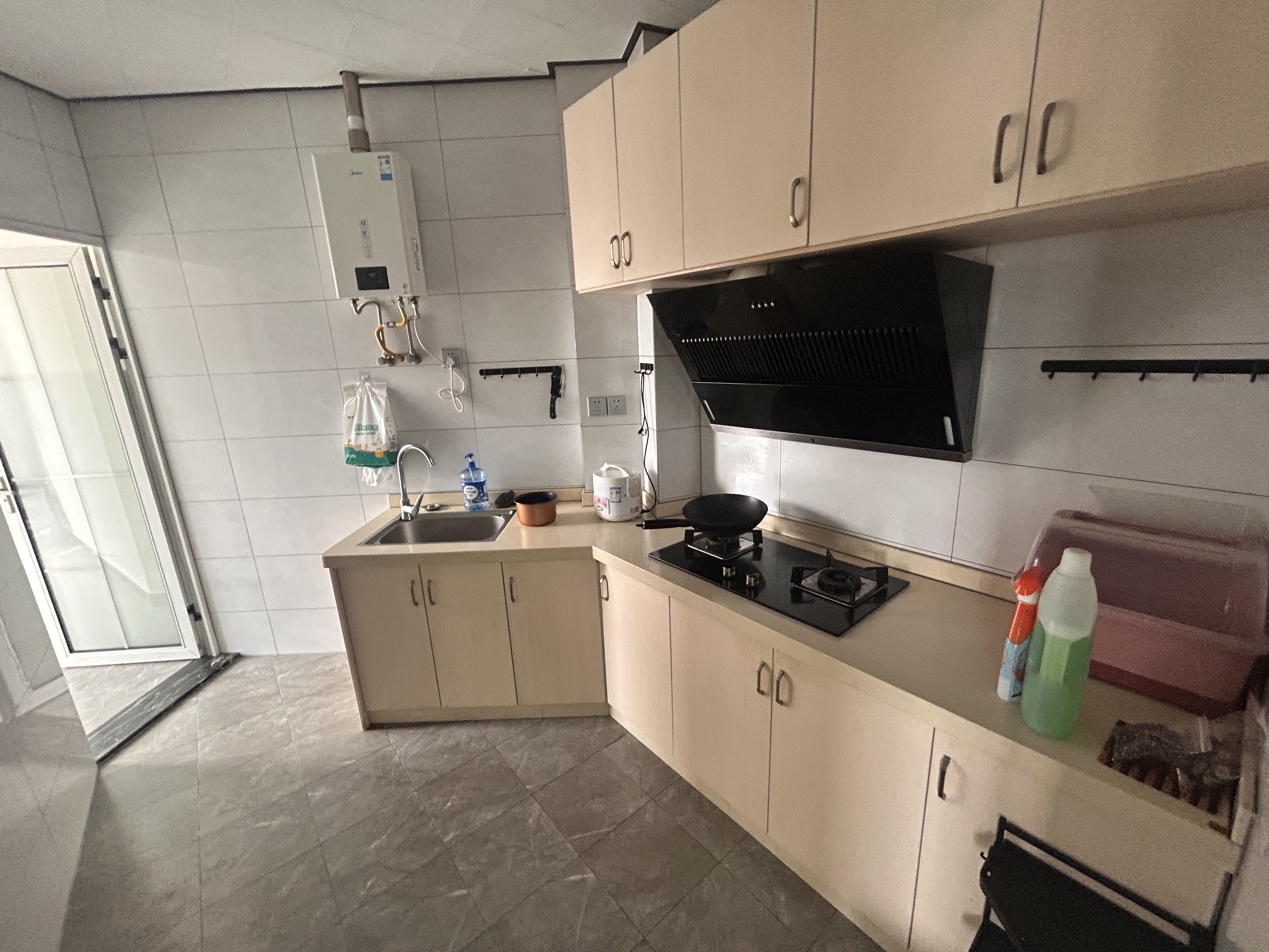 天门中央广场 1室1厅1卫 1800.0元/月 天门中央广场 1室1厅1卫 1800.0元/月室内图