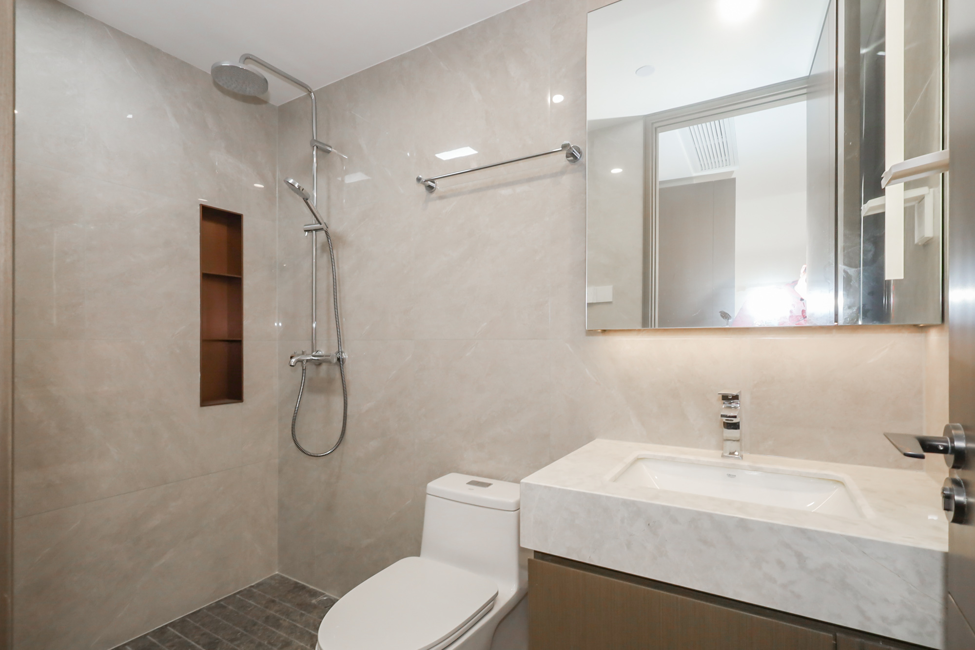 滨江府1913  4室2厅3卫    340.0万卫生间