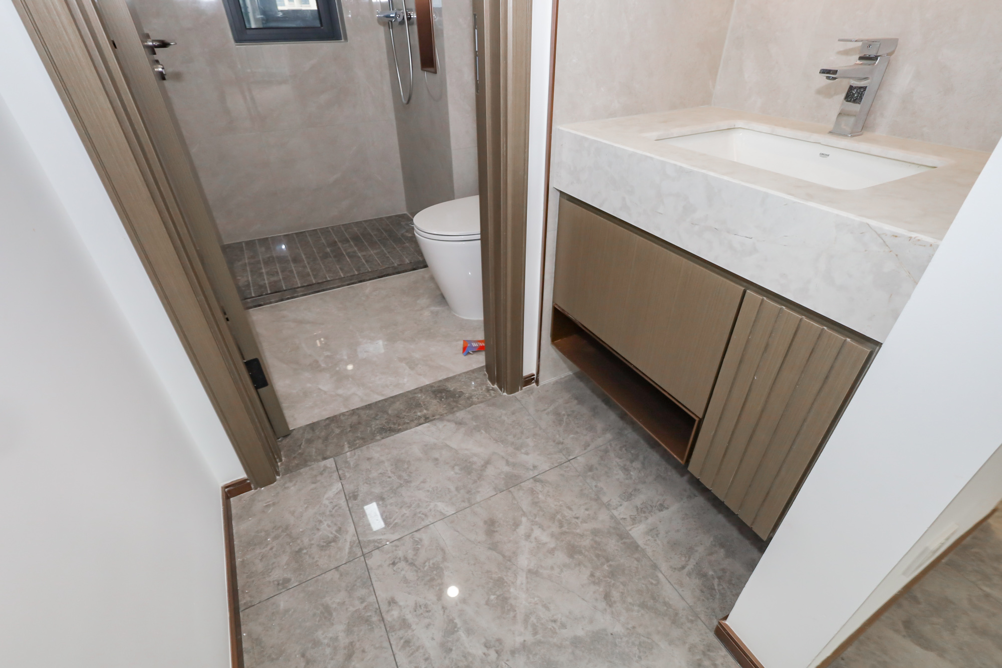 滨江府1913  4室2厅3卫    340.0万卫生间