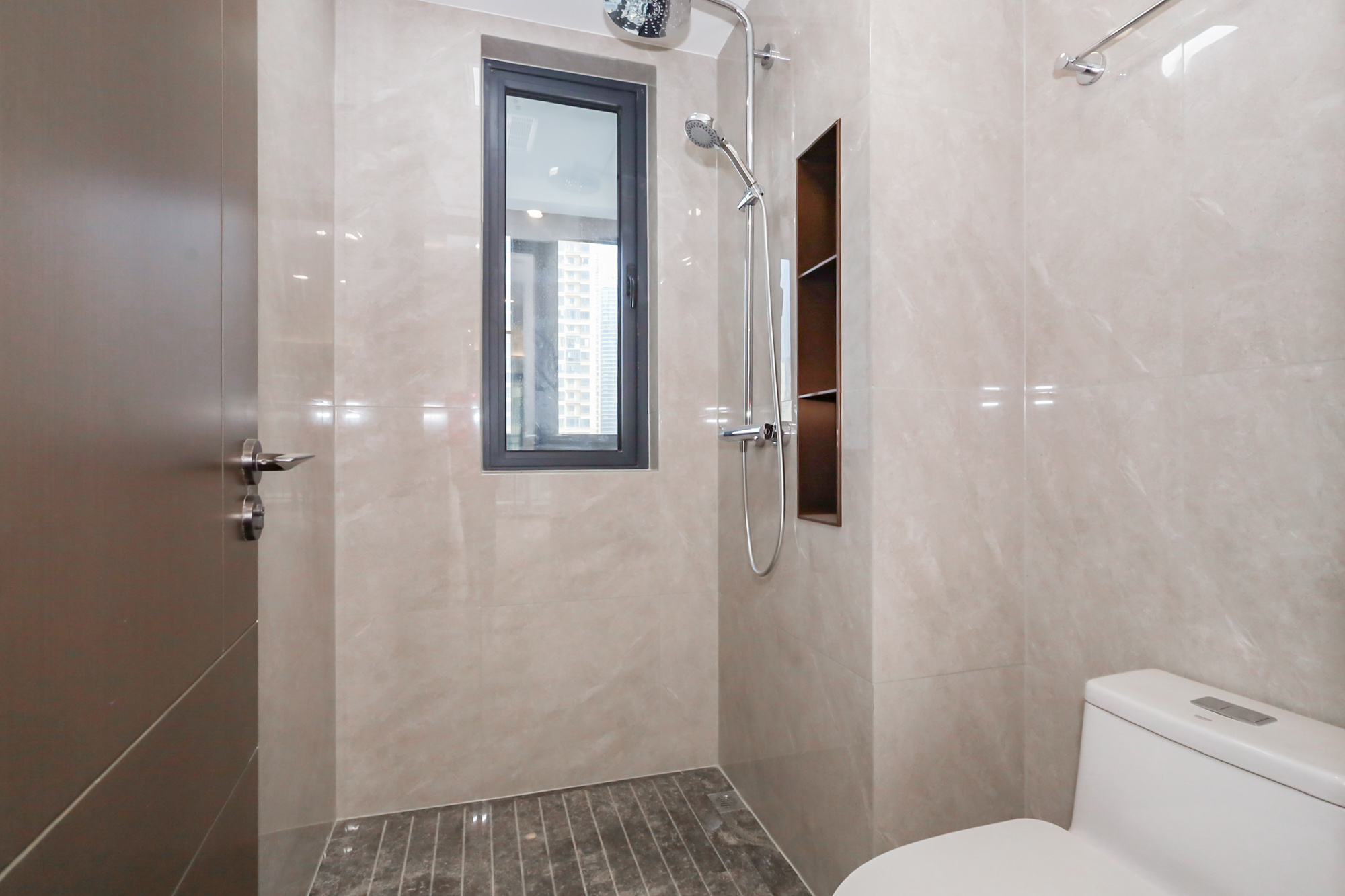 滨江府1913  4室2厅3卫    340.0万卫生间