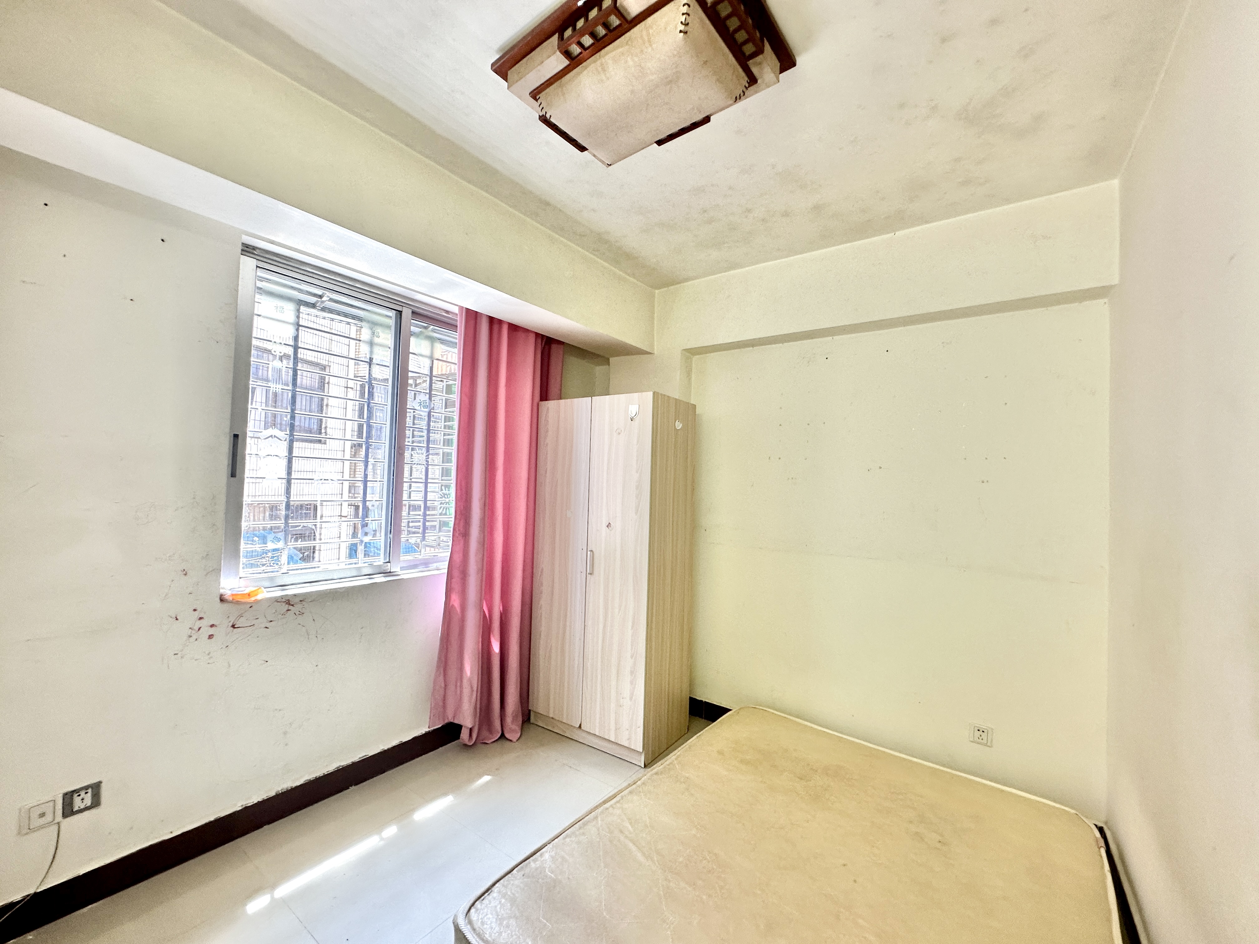 金龙小区  3室2厅2卫    167.0万 金龙小区  3室2厅2卫    167.0万卧室